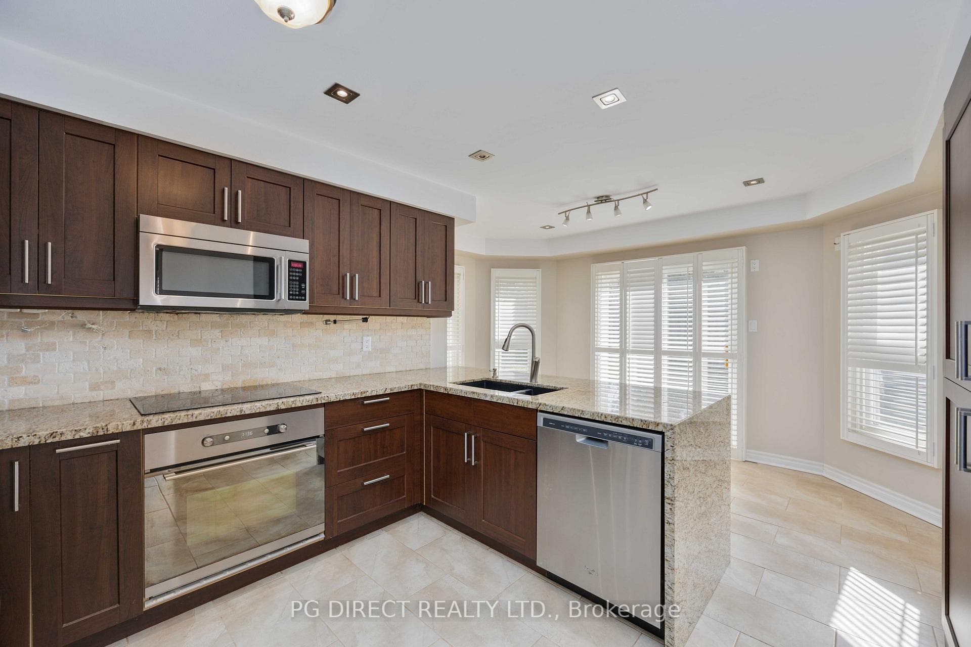 11 Hawker Court photo 4