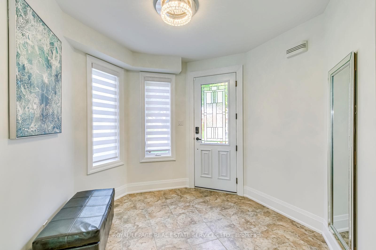 1097 Grandeur Crescent photo 3