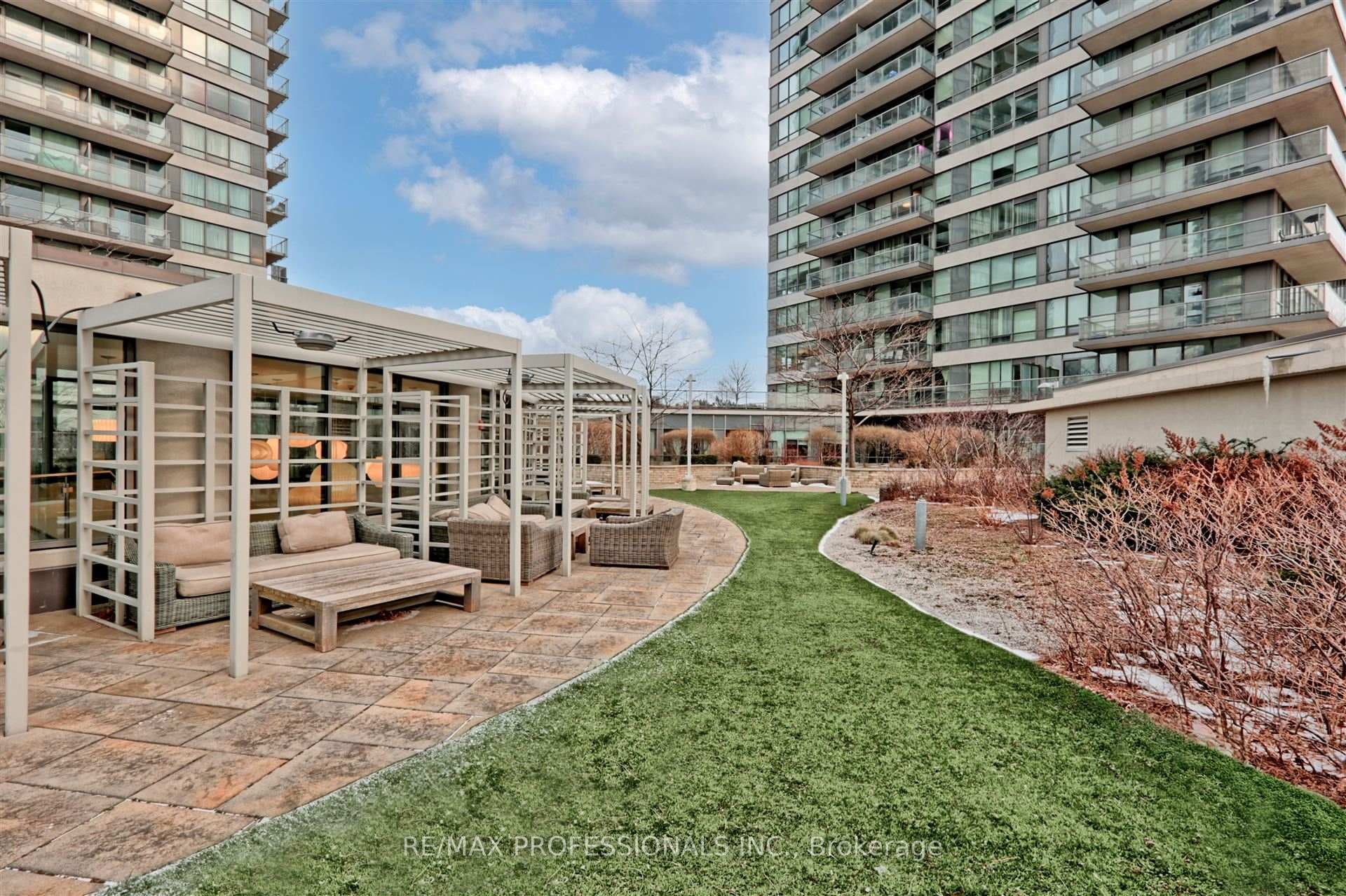 2240 Lake Shore Boulevard photo 40