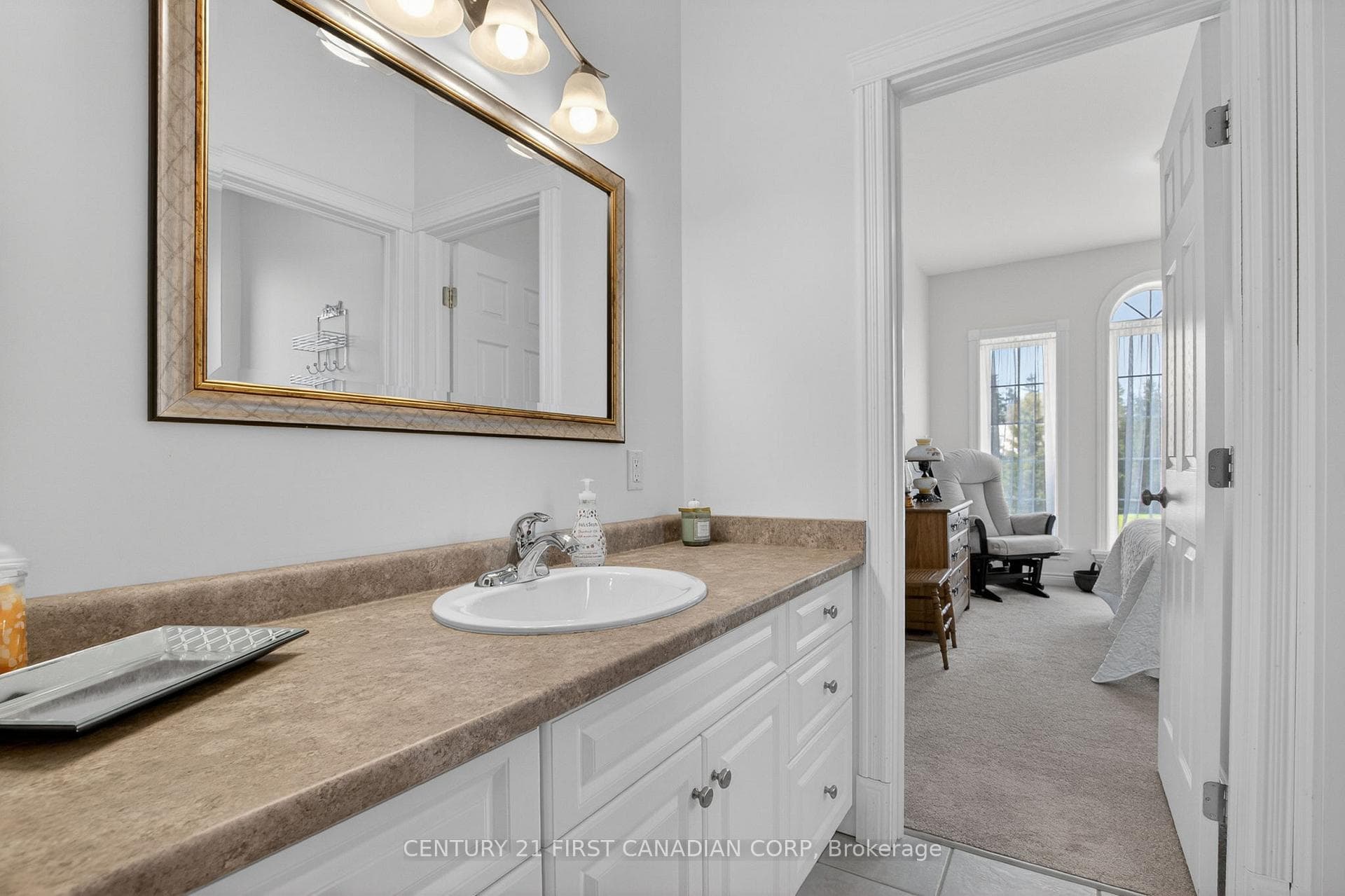 653 Peter Street photo 26