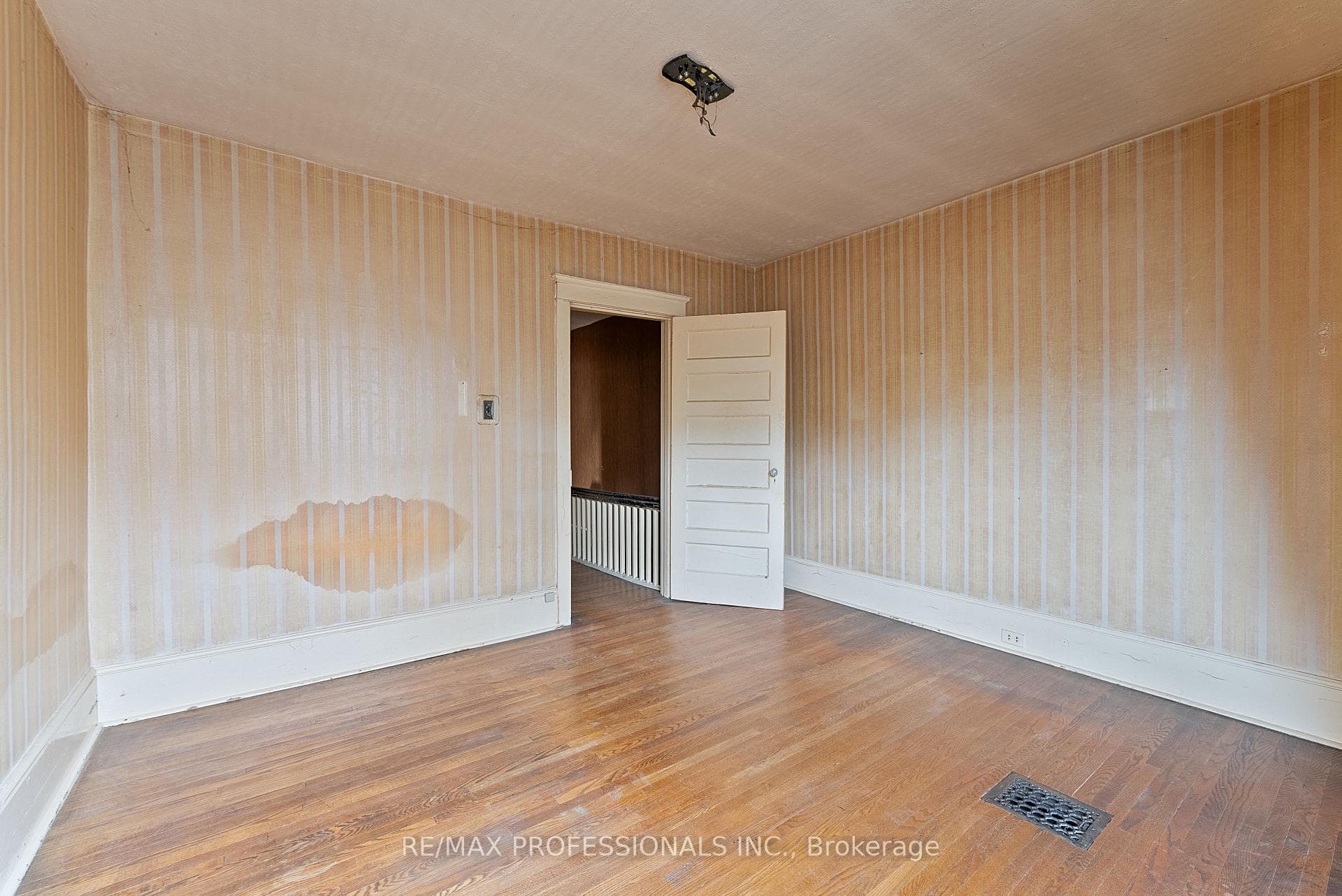 110 Bastedo Avenue photo 26