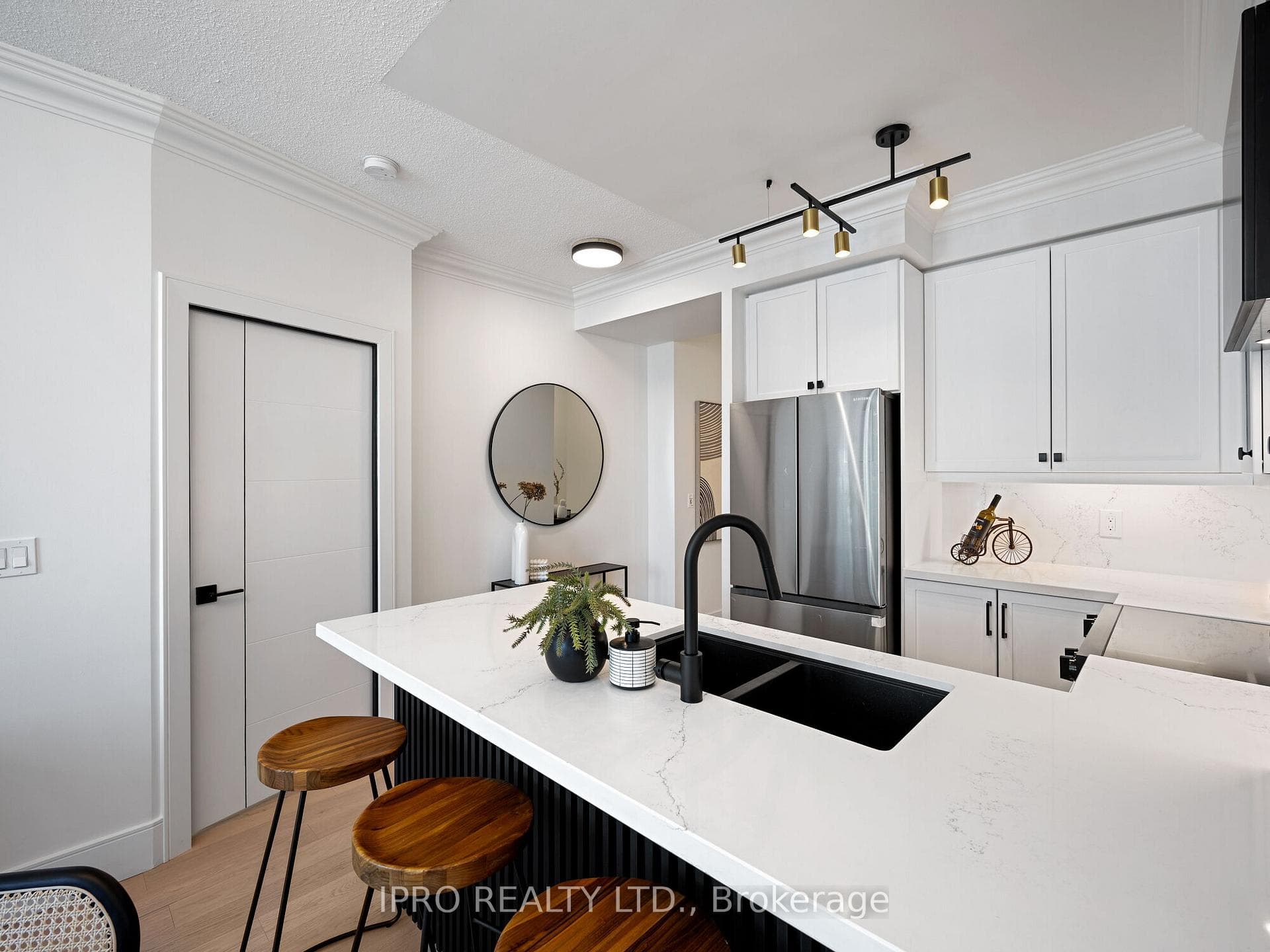 220 Burnhamthorpe Road Unit 2801 photo 7
