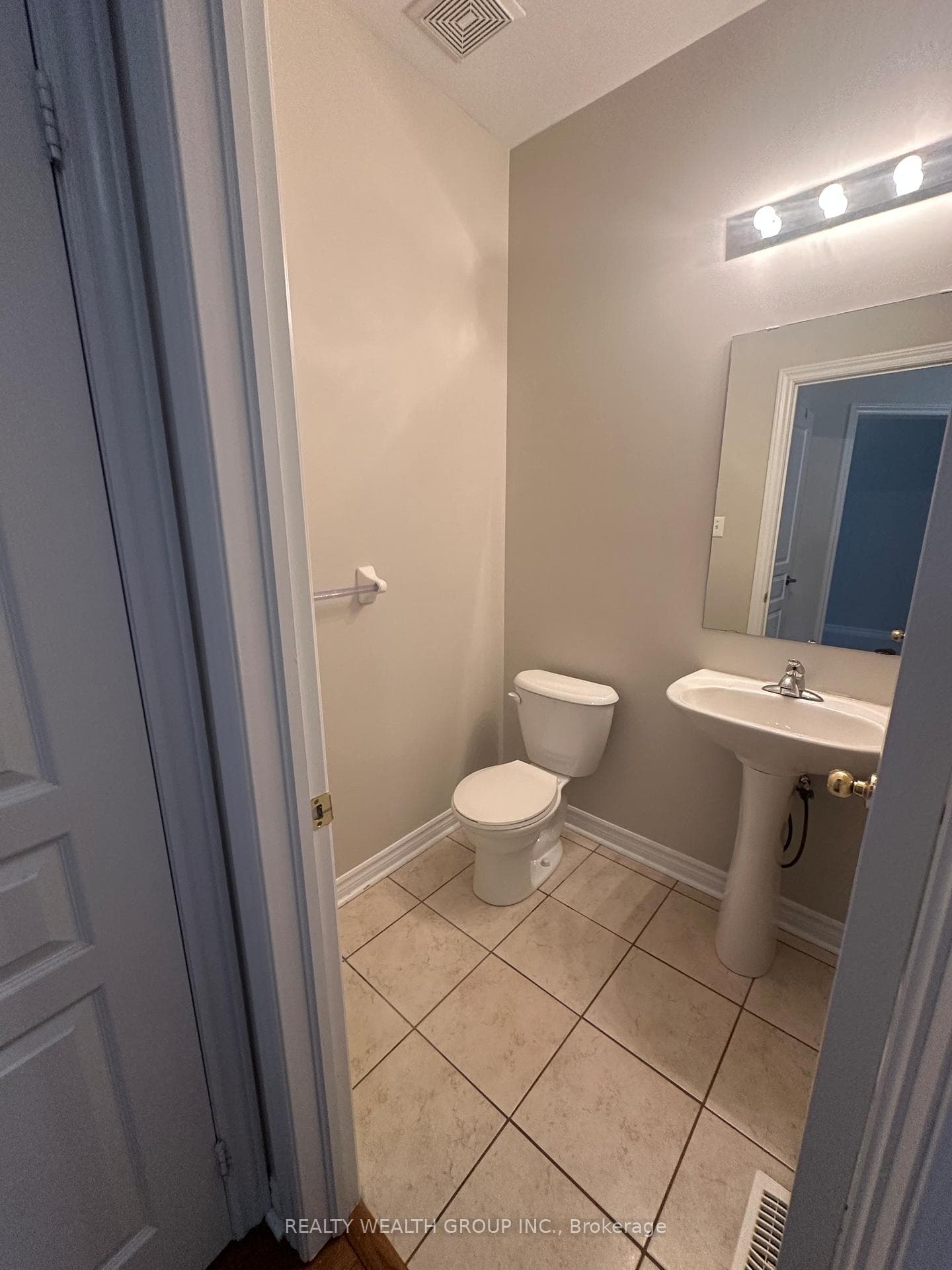 65 Versailles Crescent photo 9