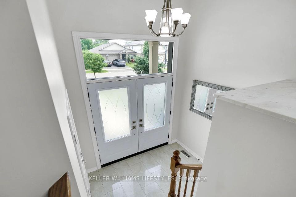 1670 Cedarcreek Crescent photo 4