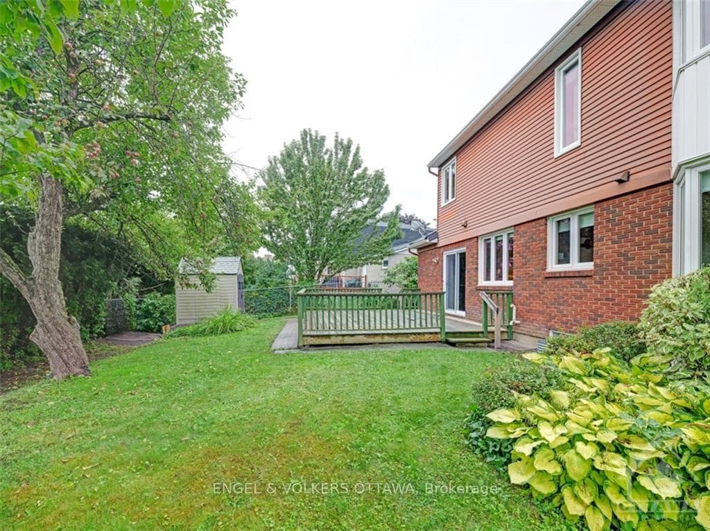 124 AMBERWOOD Crescent photo 27
