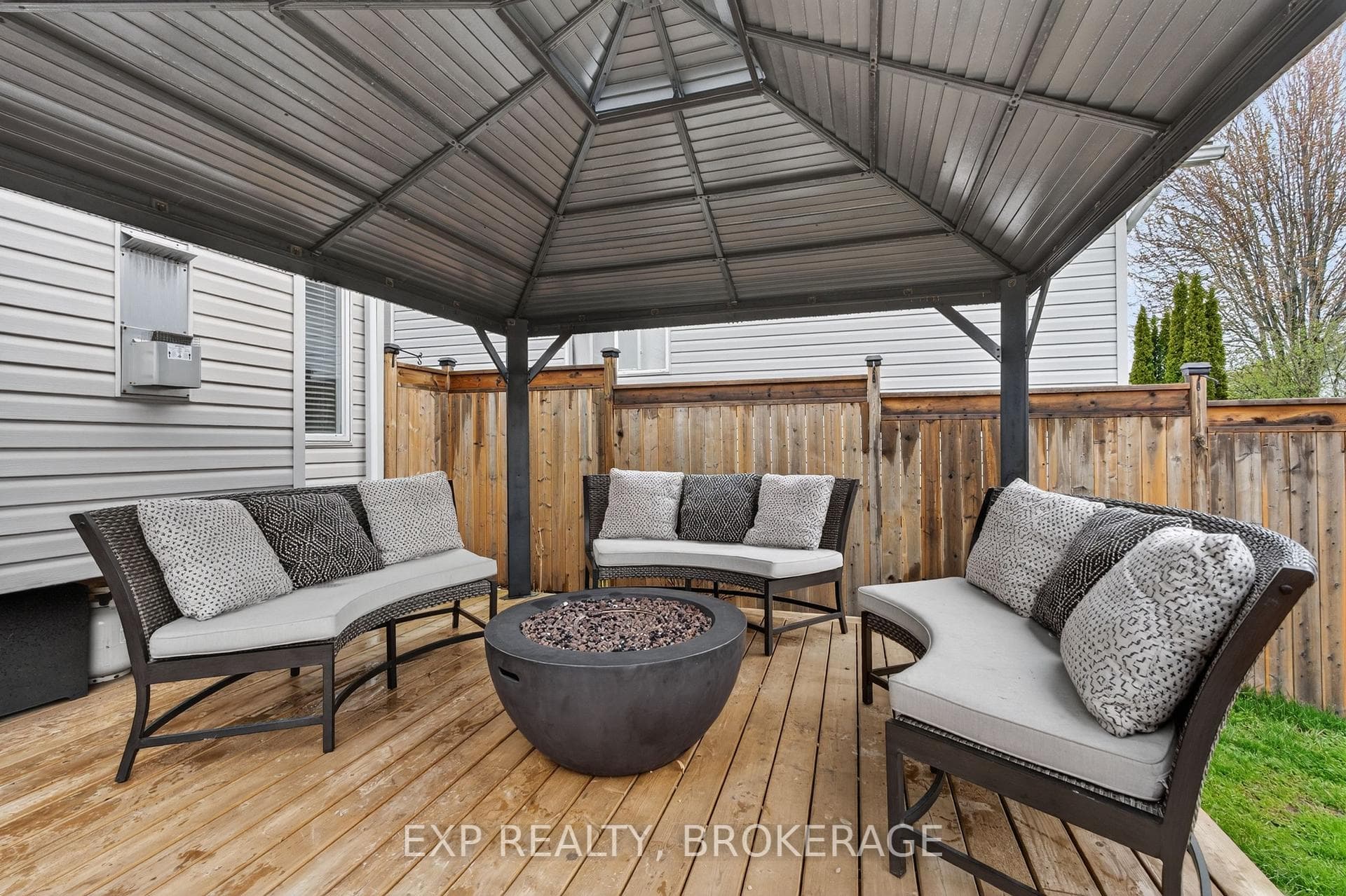 584 FREEMAN Crescent photo 34