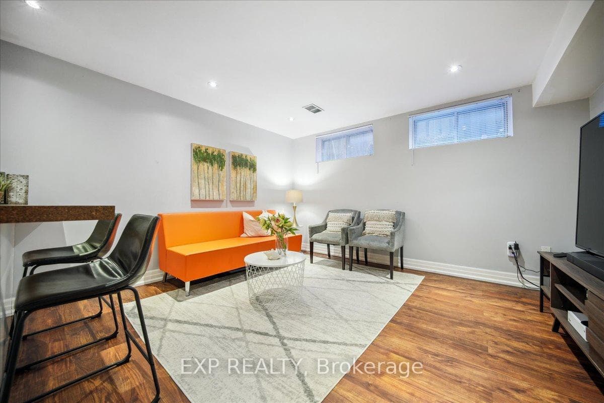 137 Kingsview Boulevard photo 28