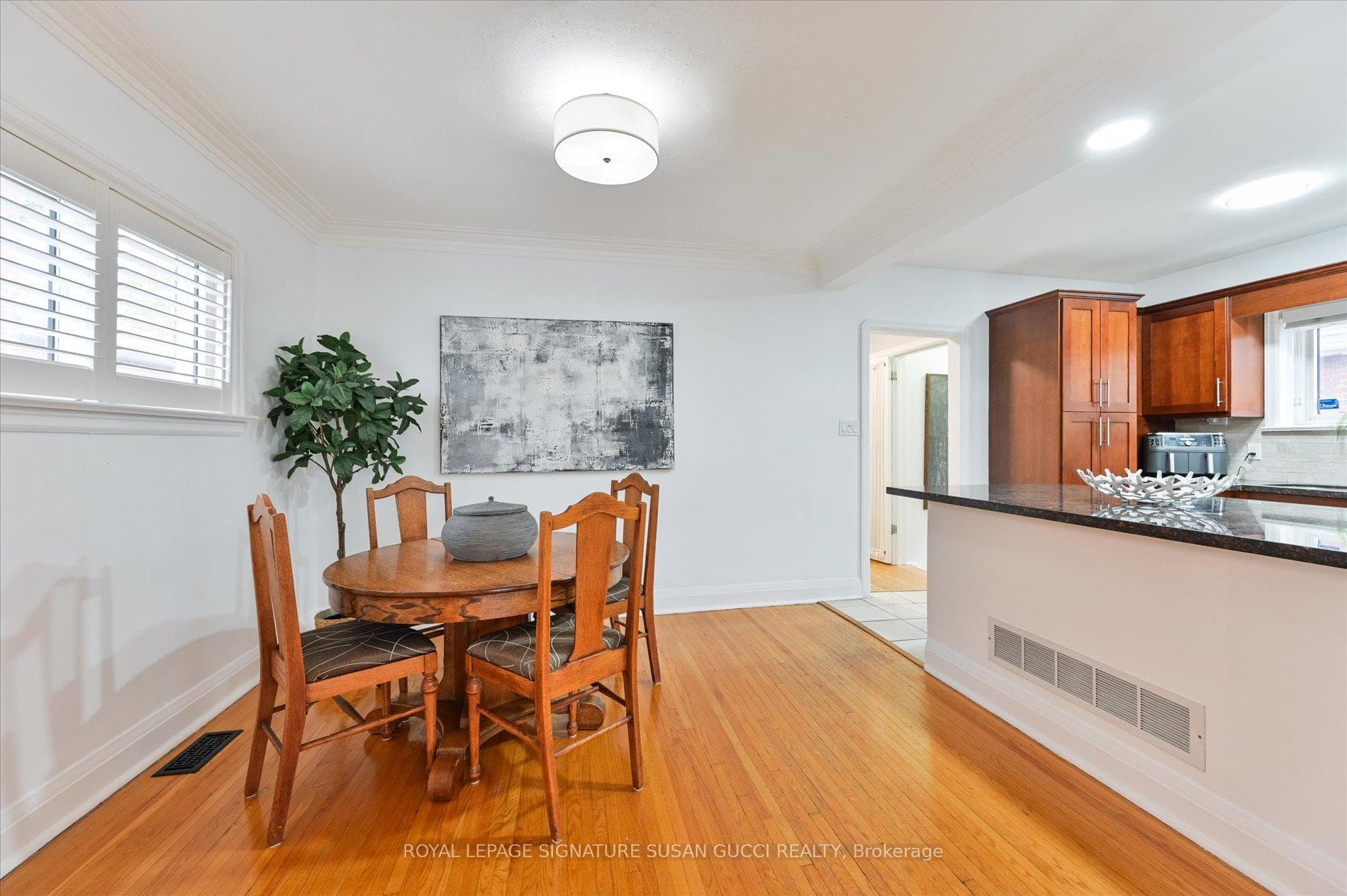 Bright & spacious dining room O/L kitchen