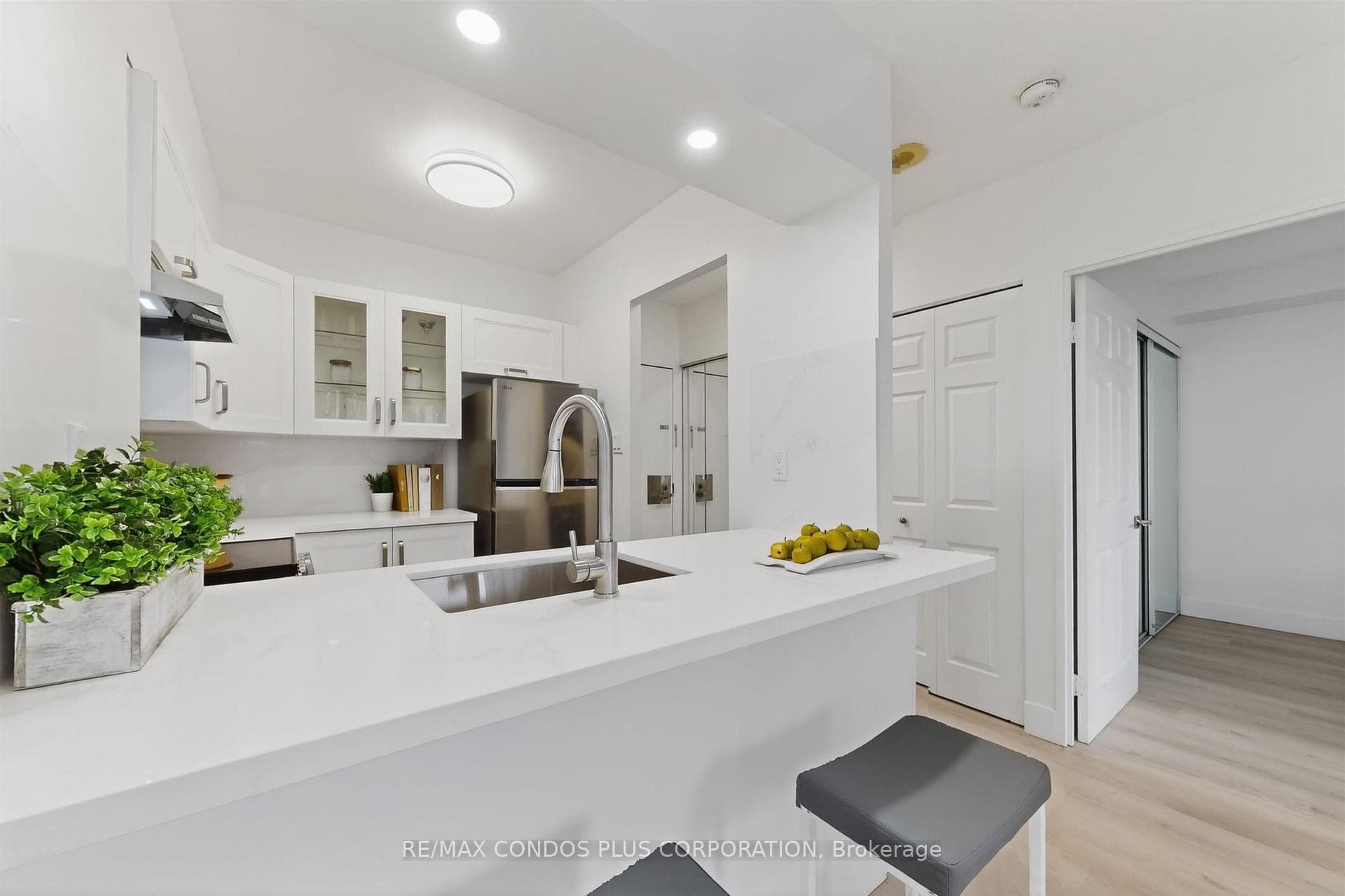 736 Bay Street Unit 1601 photo 8