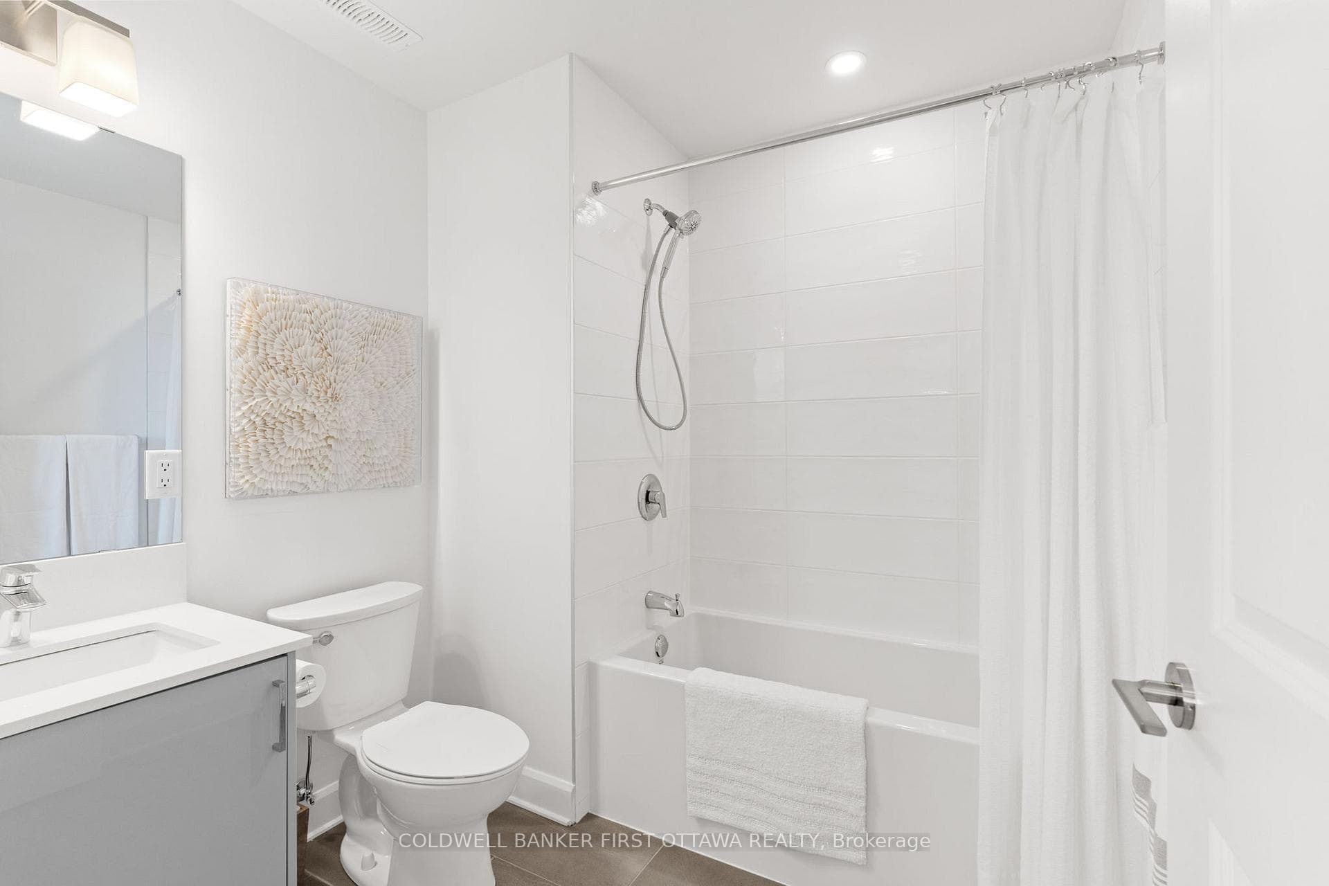 611 WANAKI Road Unit 302 photo 8