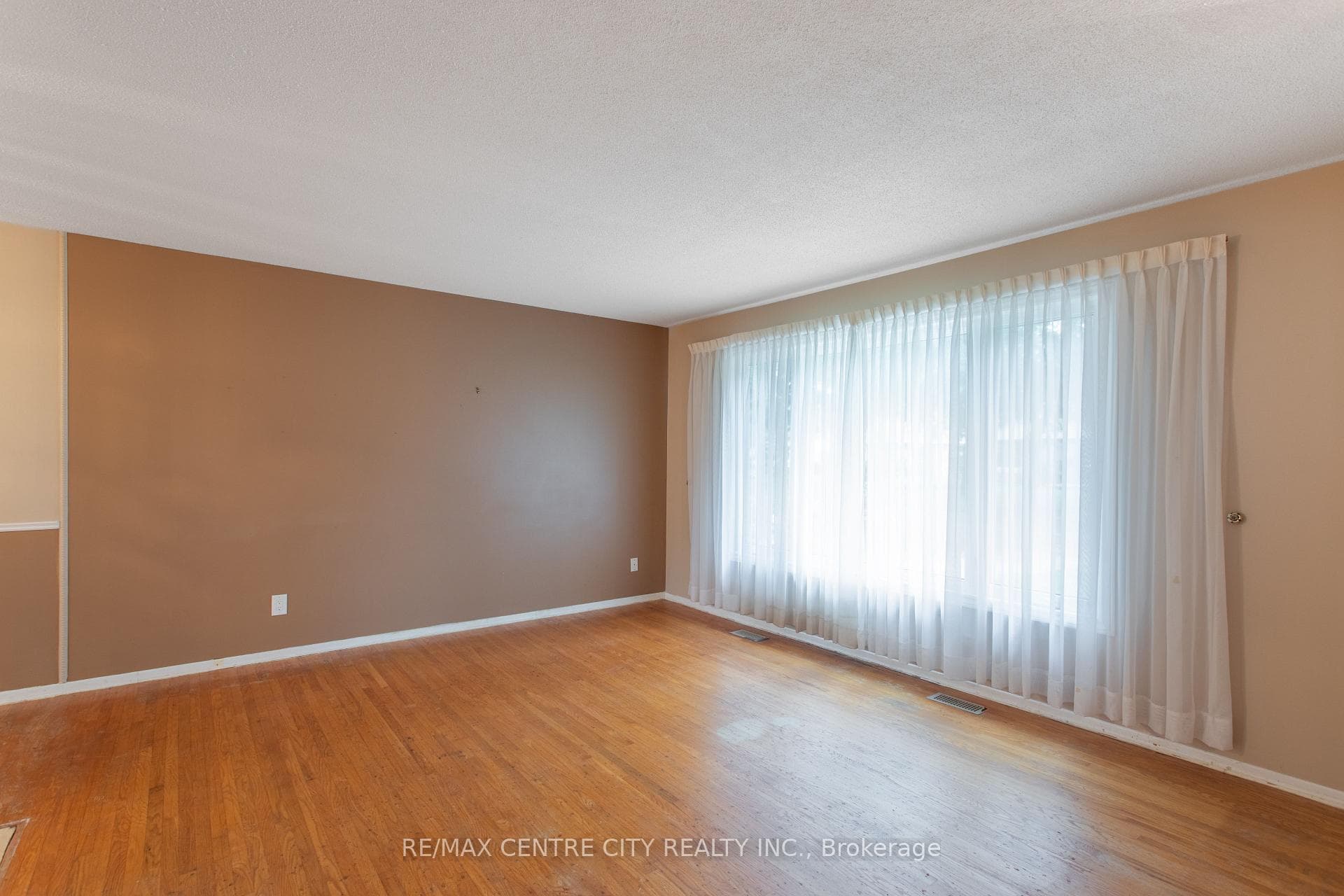 19 Maxwell Crescent photo 5