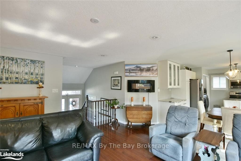 61 REGINA Boulevard photo 12