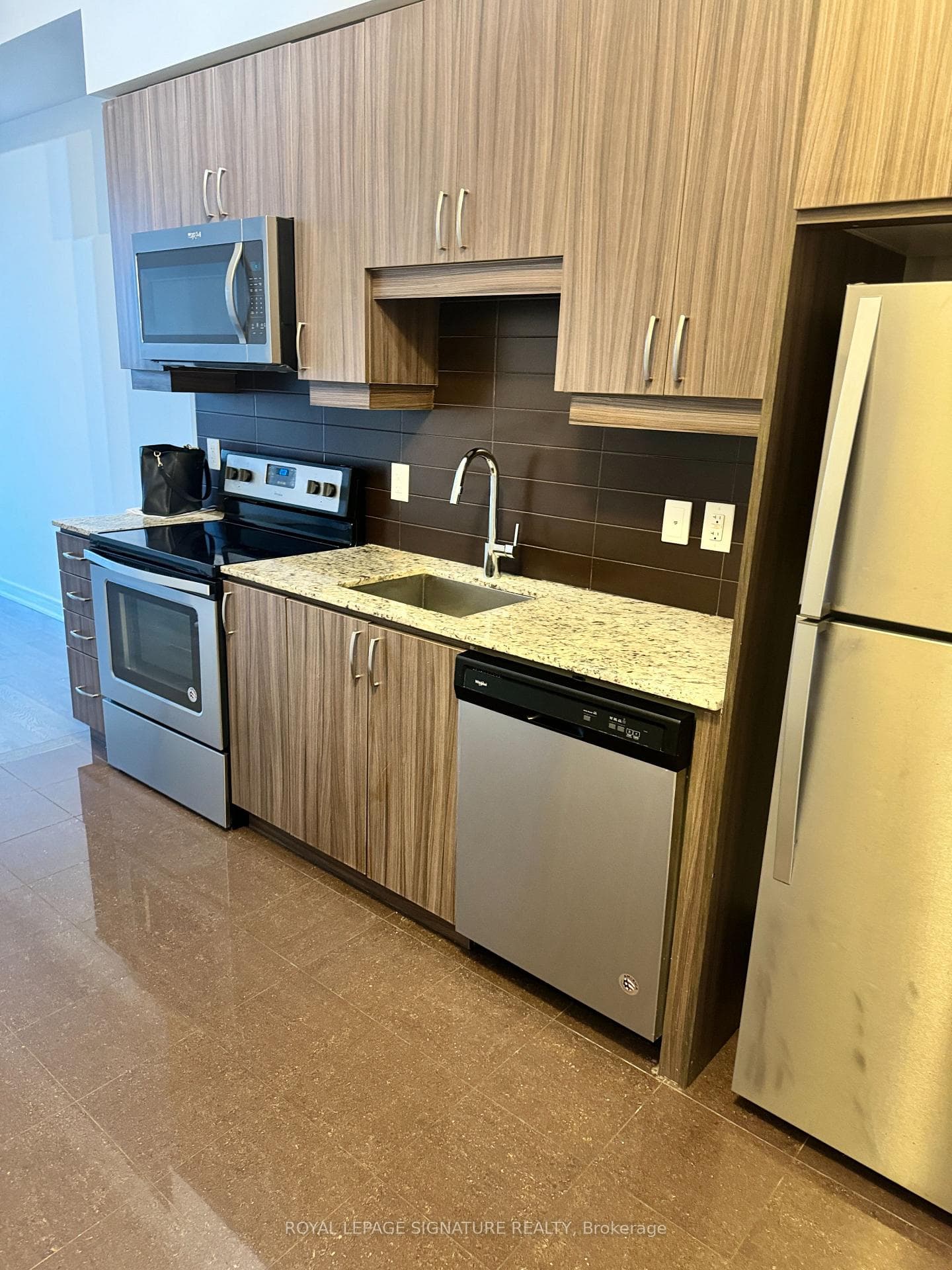 9205 Yonge Street Unit 808 photo 3