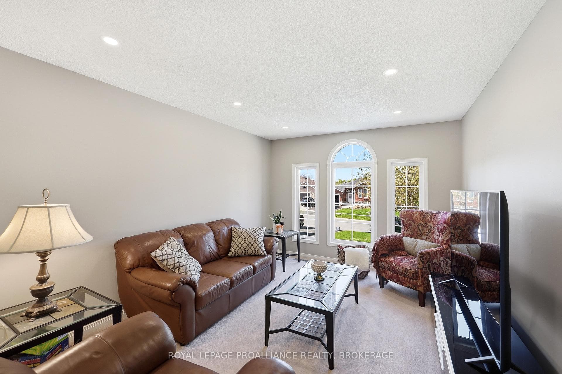 1380 Fisher Crescent photo 3