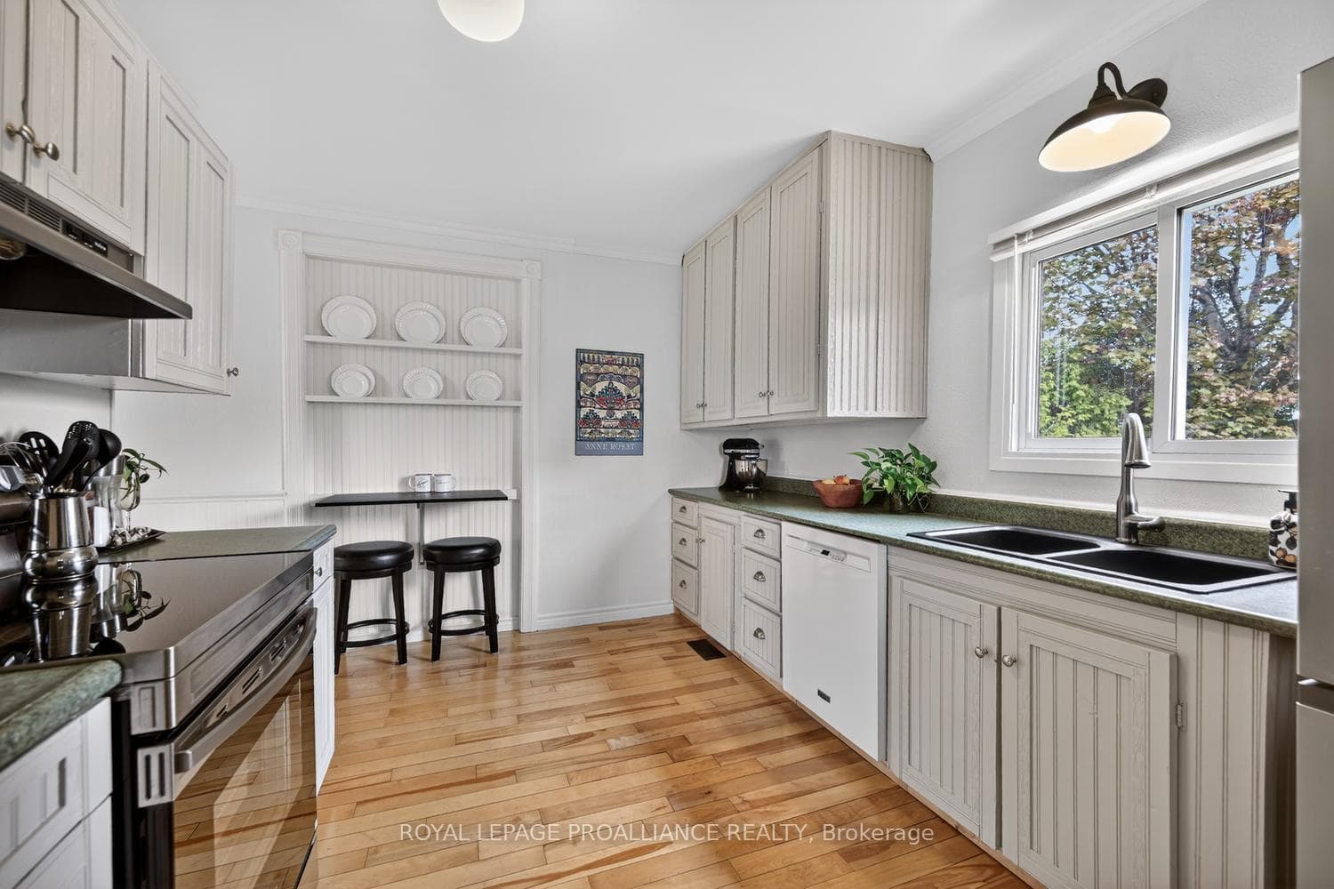 562 Prince Street photo 14