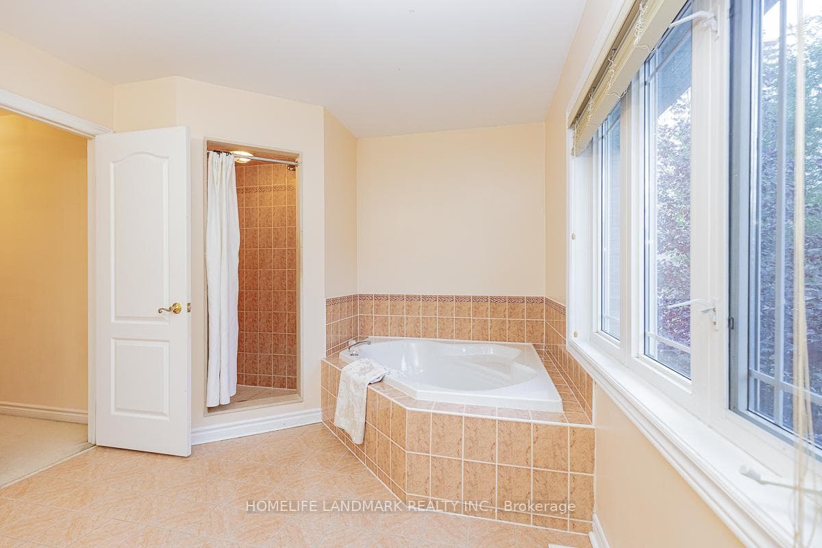 4 William Poole Way photo 33