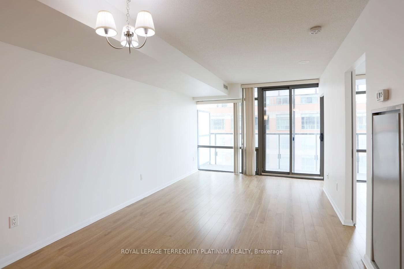 37 Grosvenor Street Unit 806 photo 3