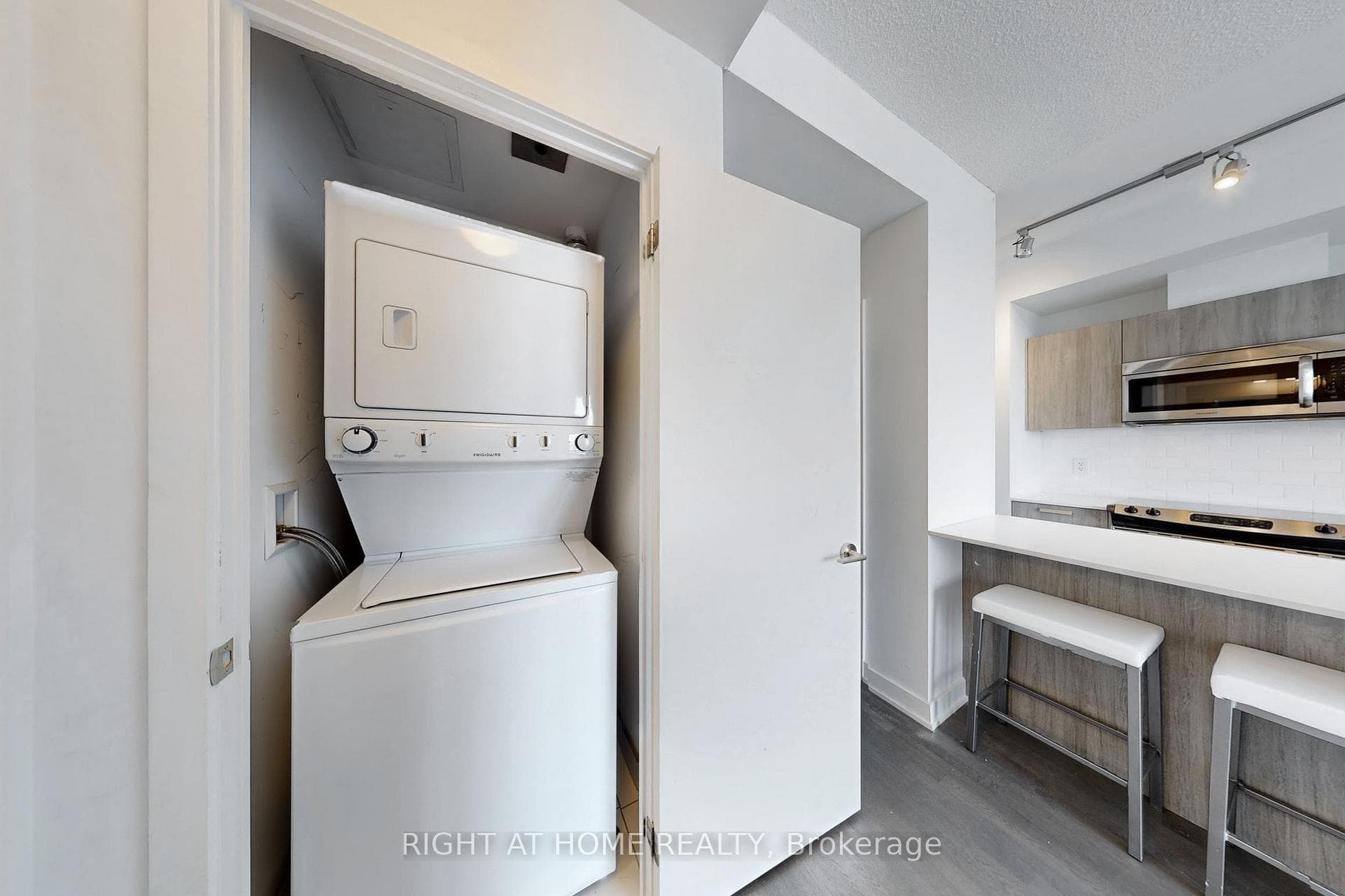 1815 Yonge Street Unit 2207 photo 26