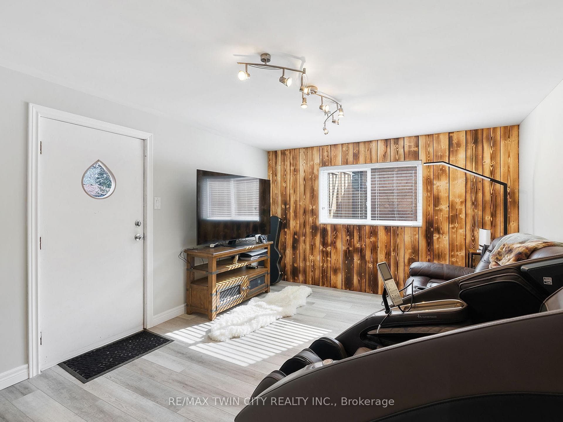 72 SOMERSET Road photo 22
