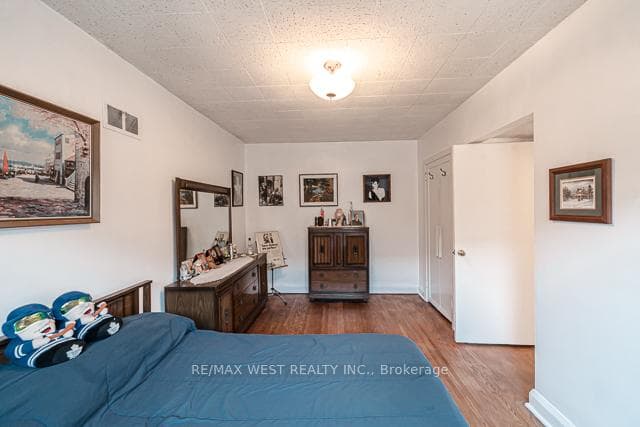 1081 Islington Avenue photo 29
