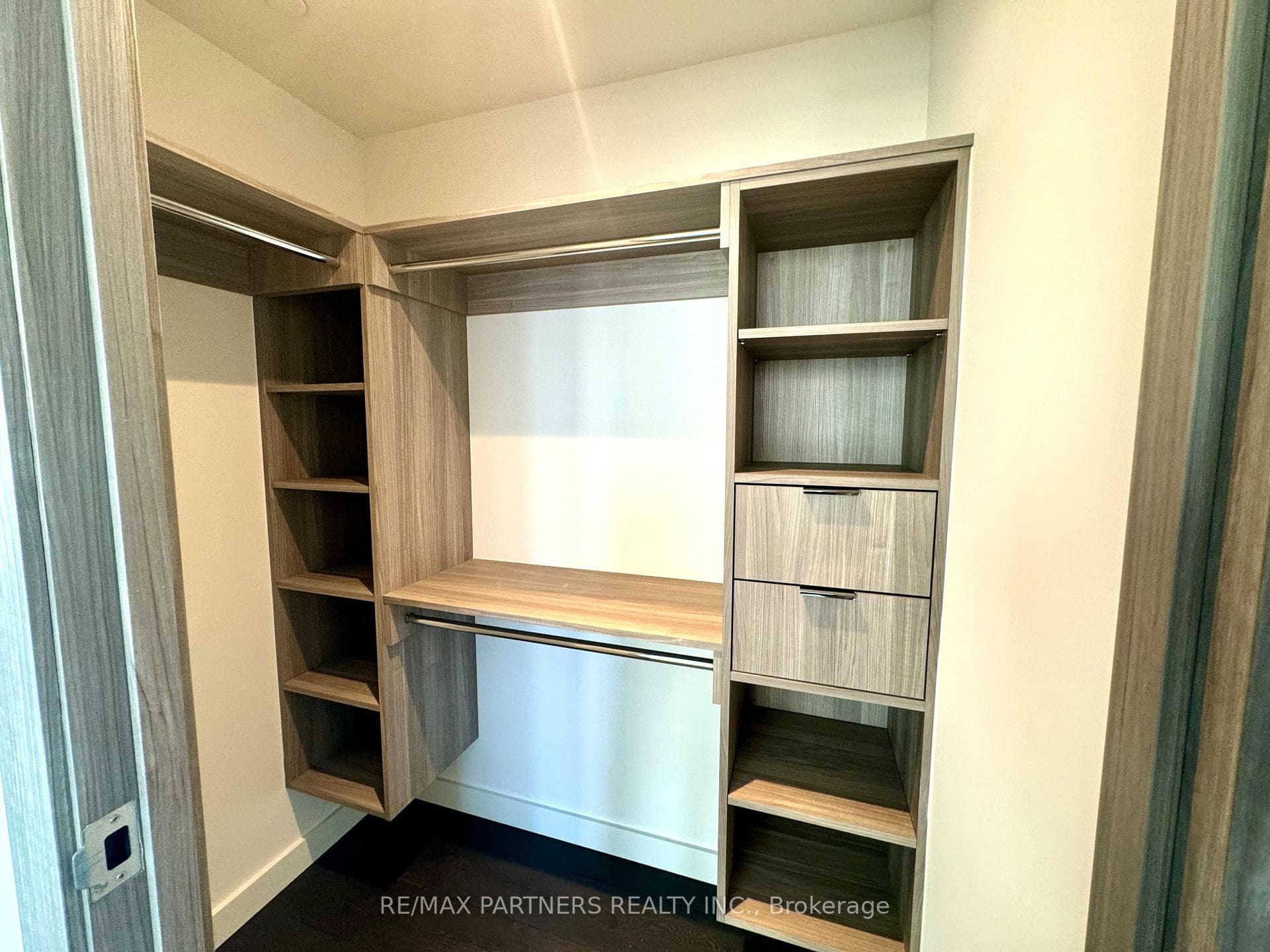 27 Mcmahon Drive Unit 1215 photo 8
