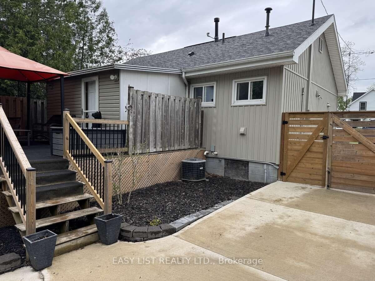 210 Shackleton Street photo 20