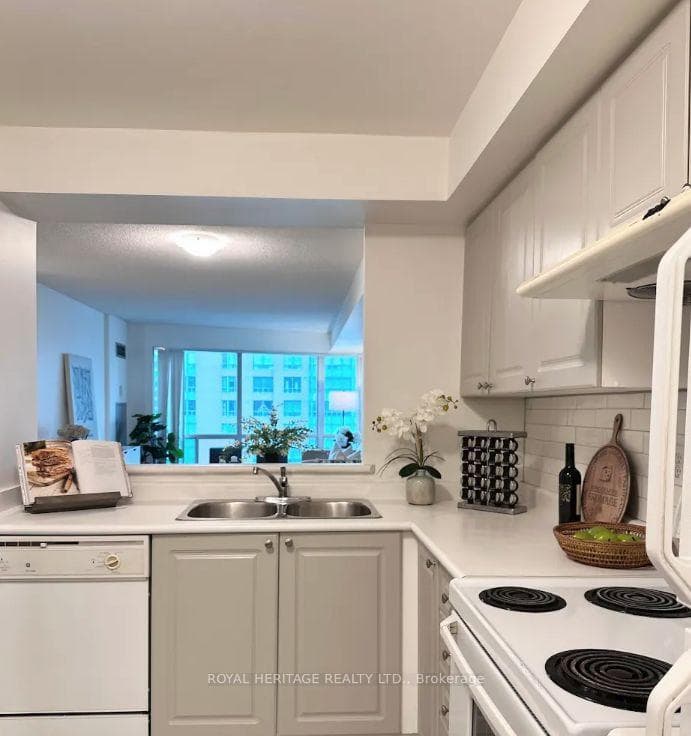 18 Lee Centre Drive Unit 2110 photo 5