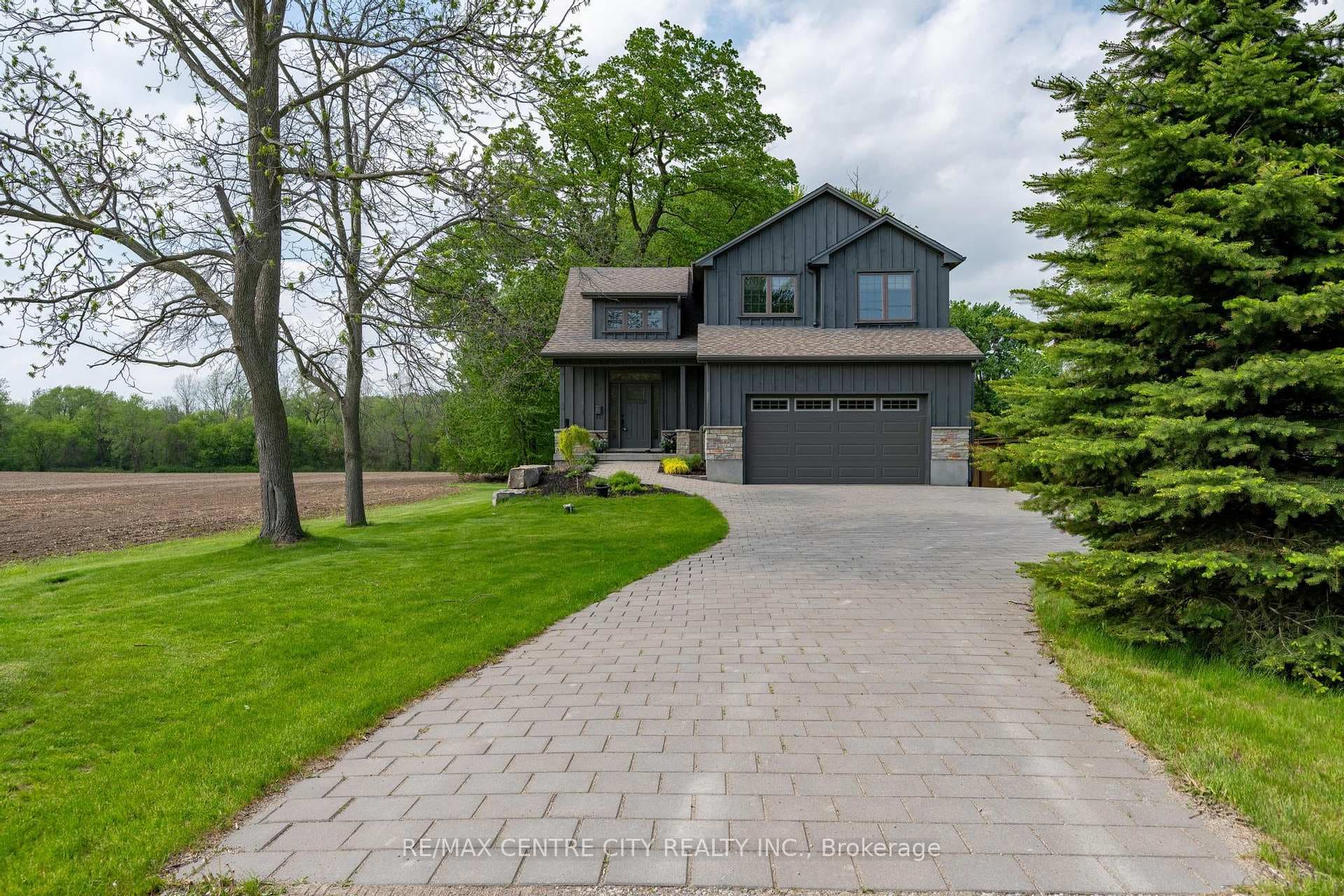 2580 Dundas Street photo 1