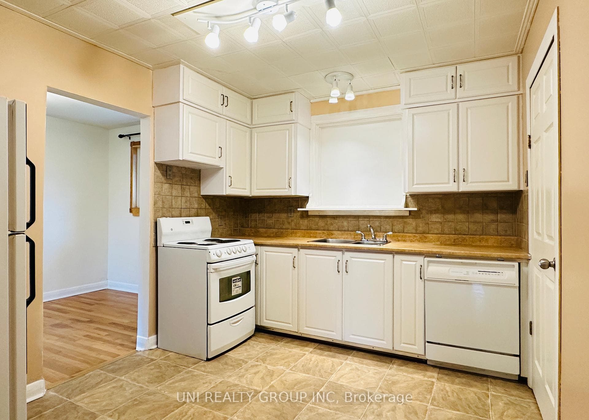 77 Meadowlands Drive photo 18
