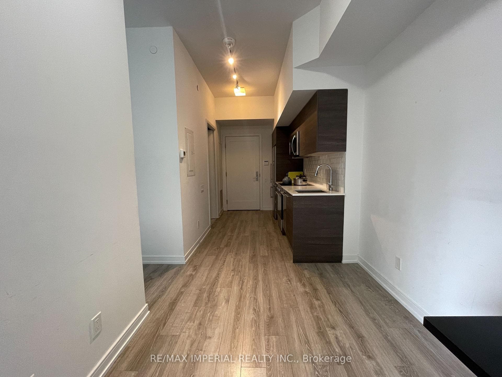 28 Wellesley Street Unit 409 photo 4