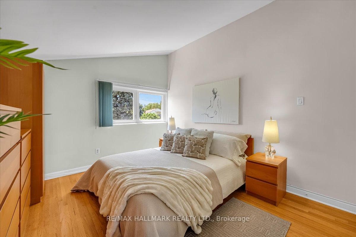 King sized primary w/vaulted ceilings
