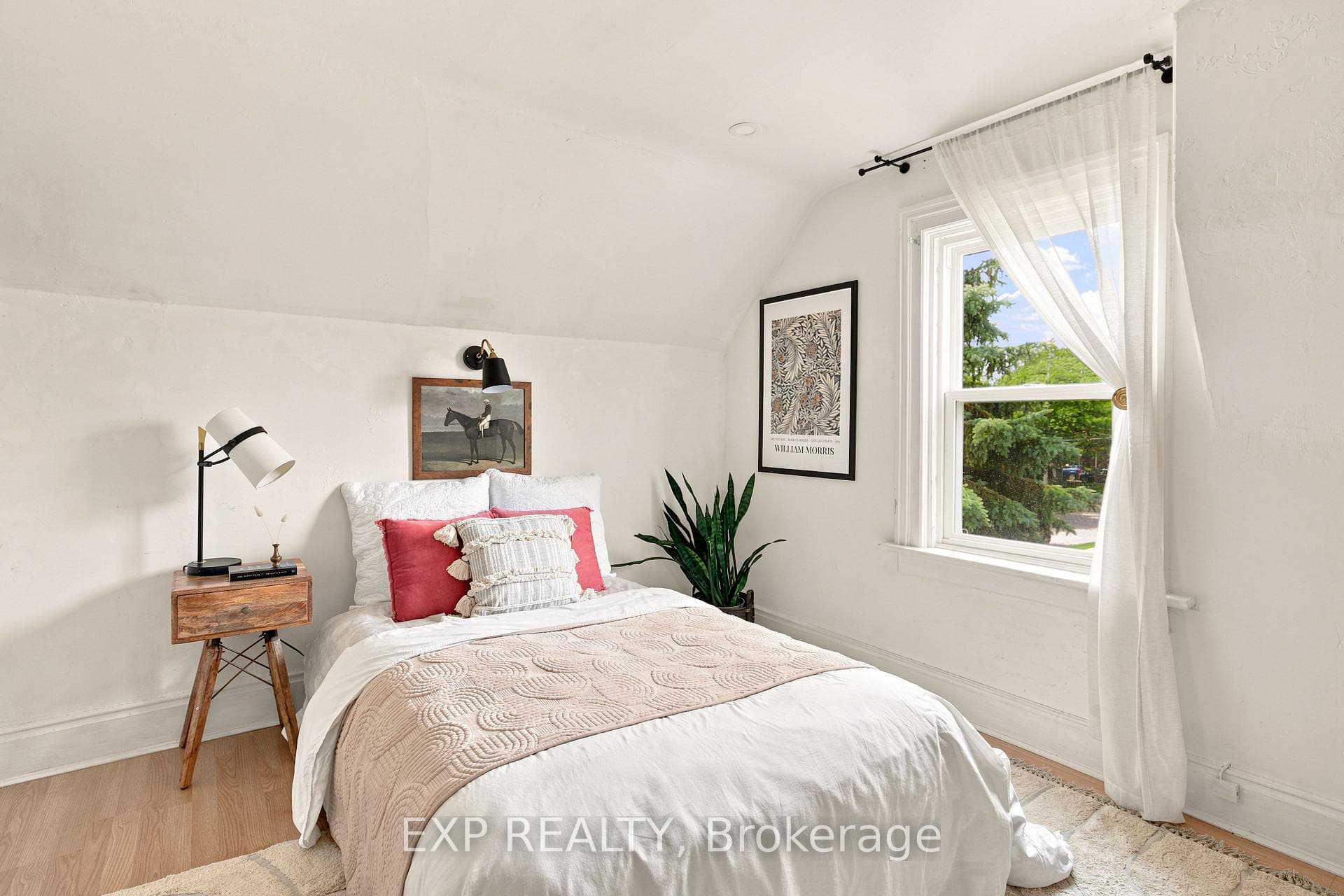 136 Falstaff Street photo 32