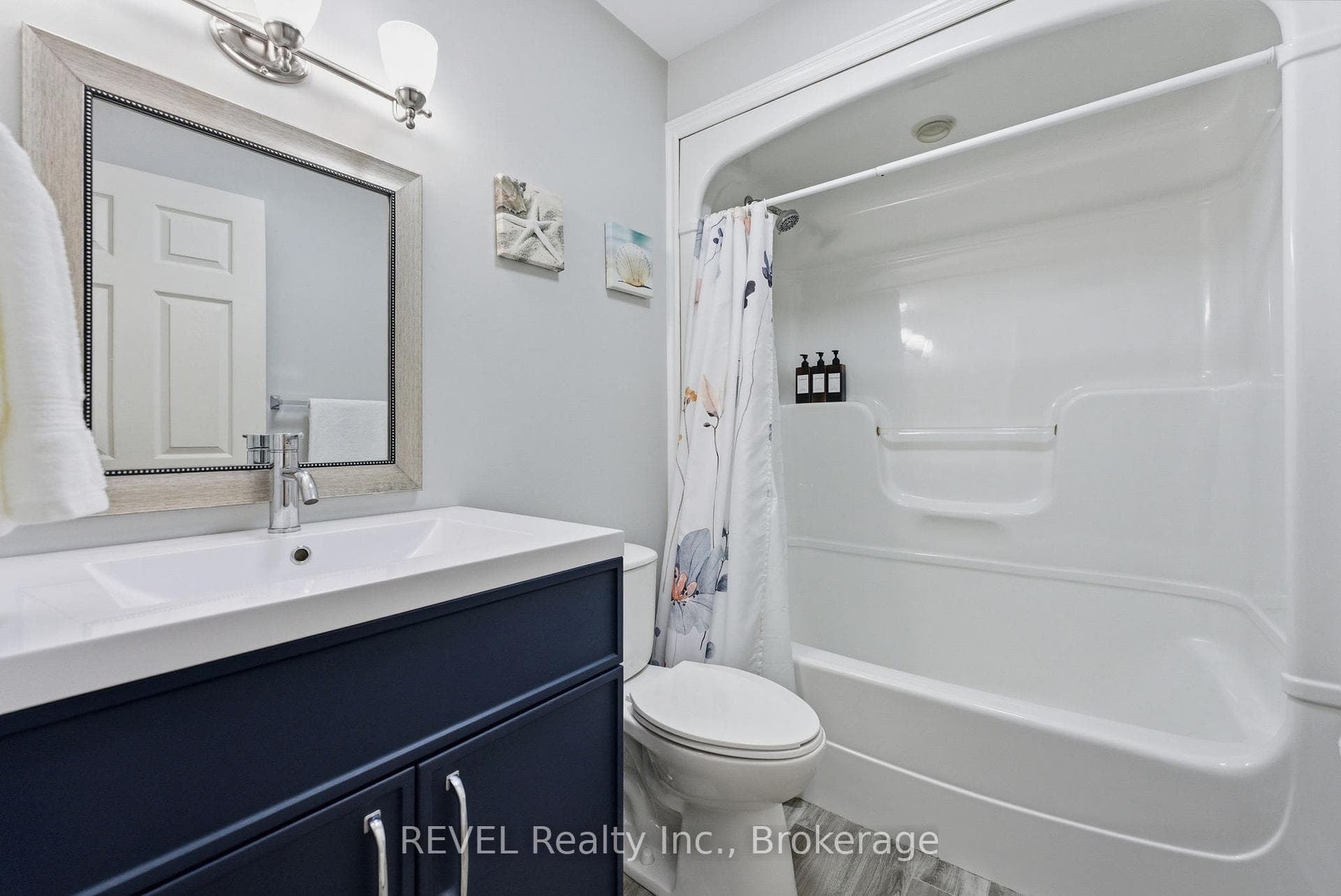 MAIN FLOOR BATHROOM 4PC