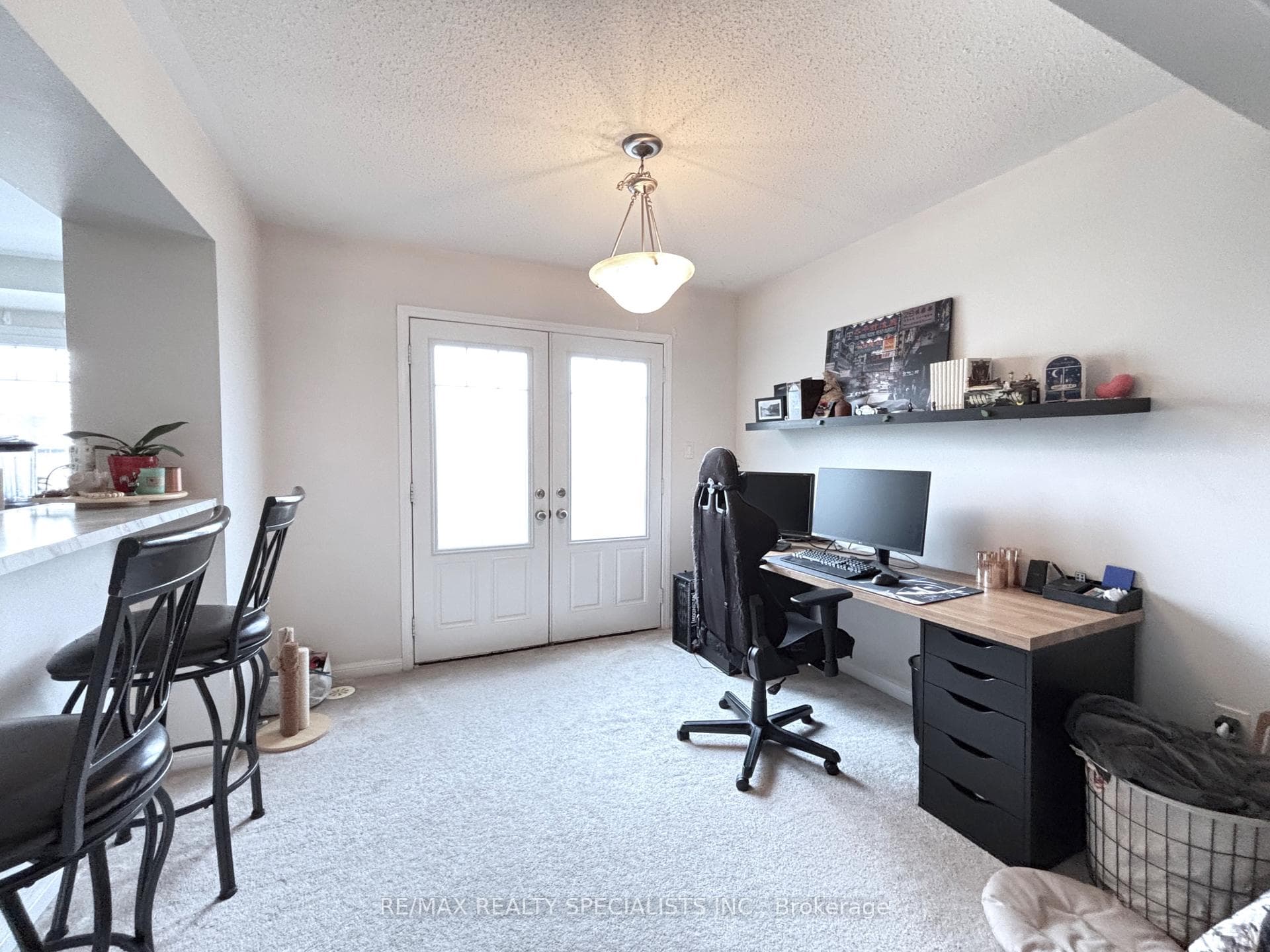 230 Mortimer Crescent photo 5