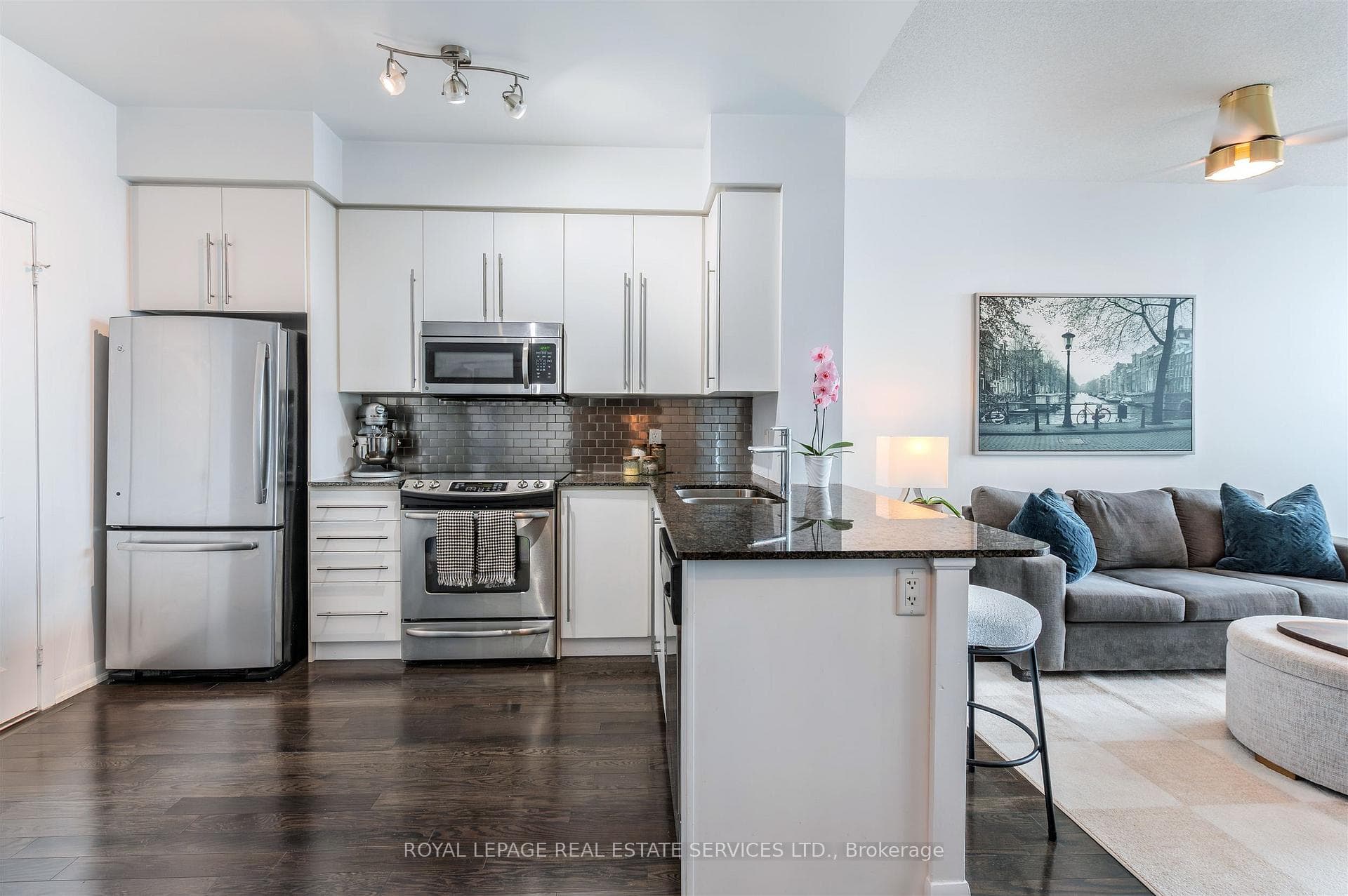 215 Sherway Gardens Road Unit PH101 photo 3
