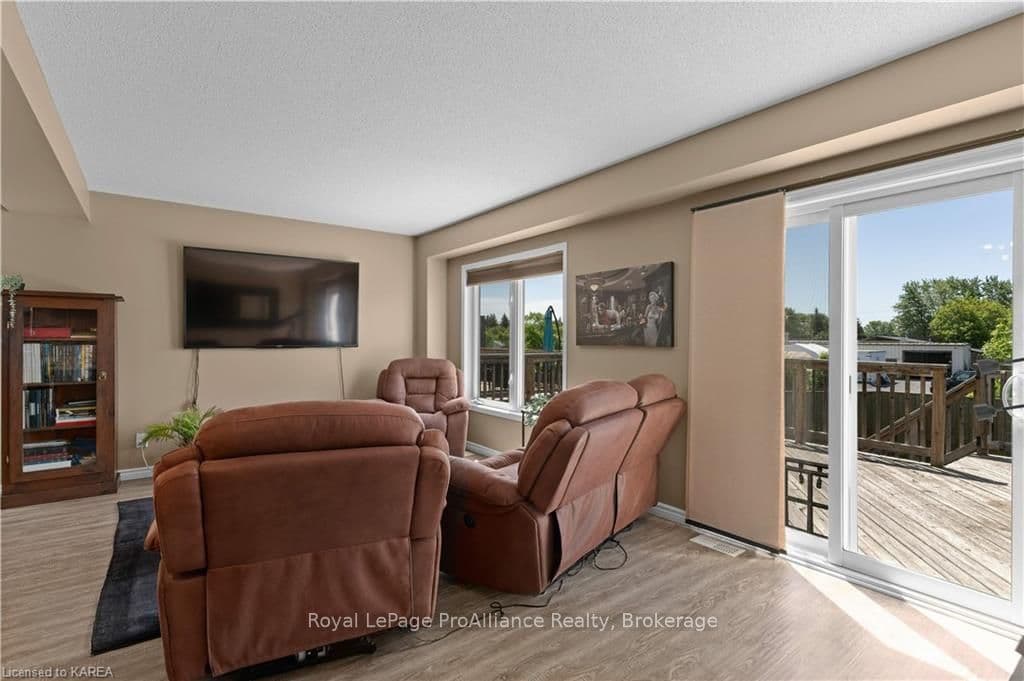 1548 CRIMSON Crescent photo 14