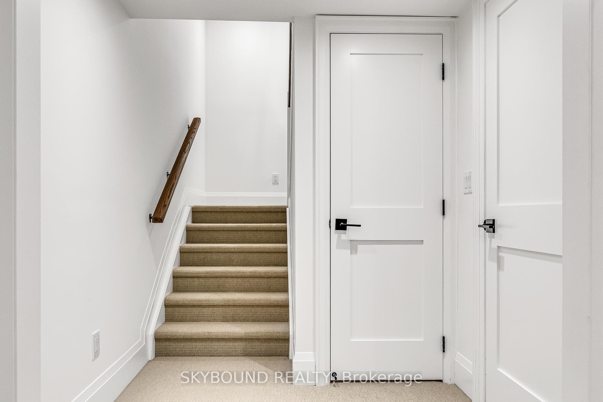 323 Mortimer Avenue Unit B photo 24