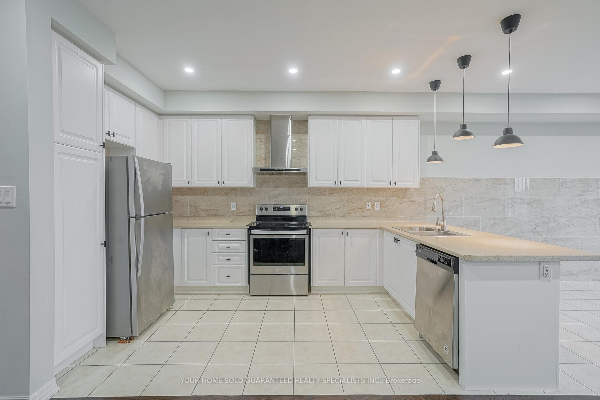 66 Allure Street photo 5