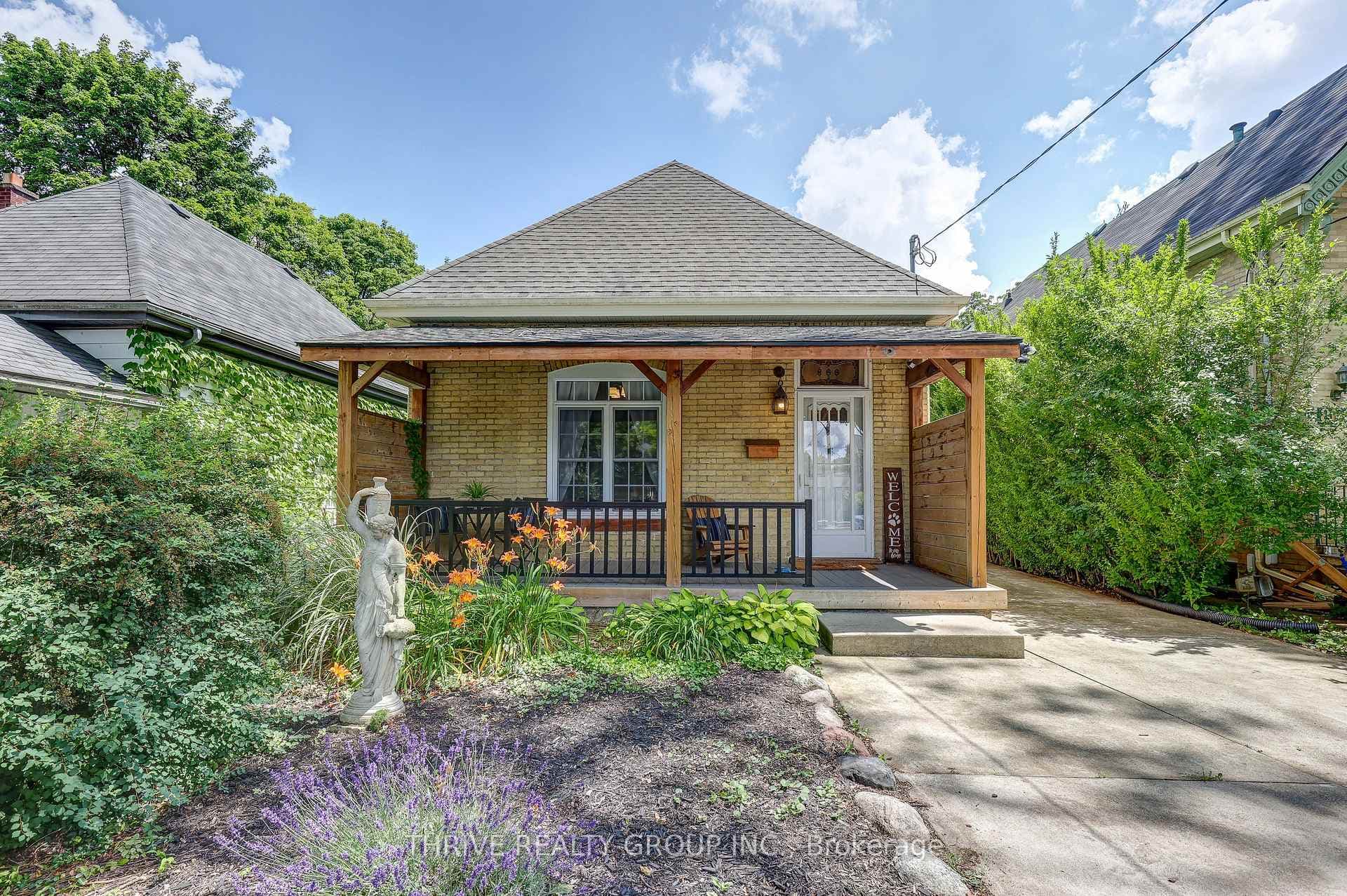 866 William Street photo 1