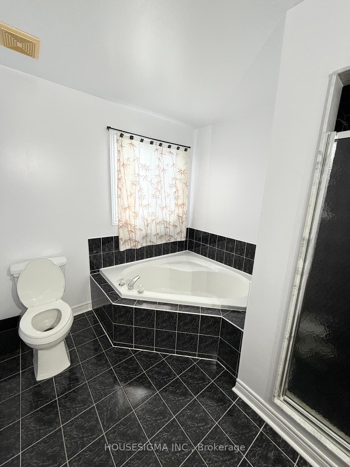 Ensuite Bath with Corner Tub