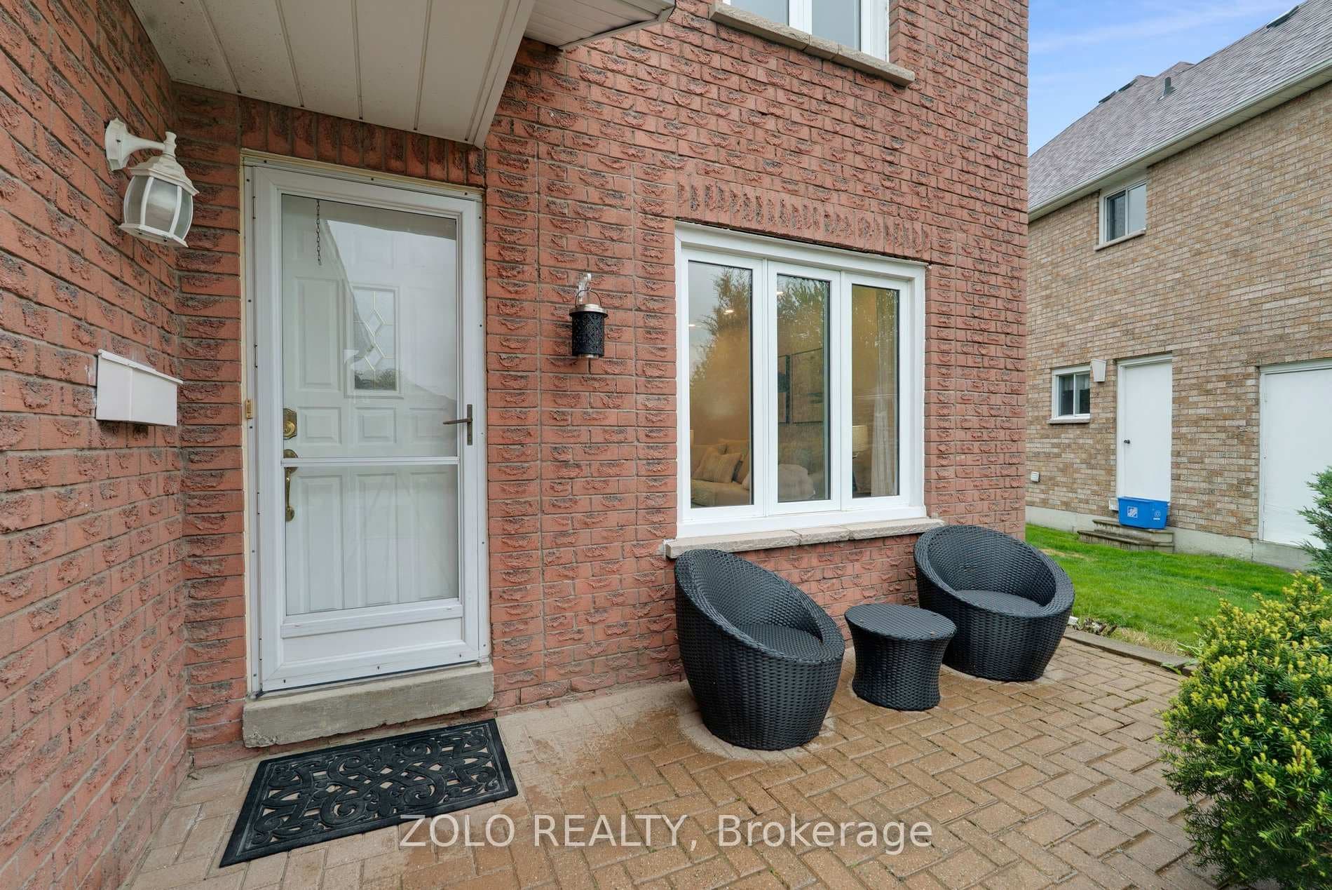 272 Elman Crescent photo 5