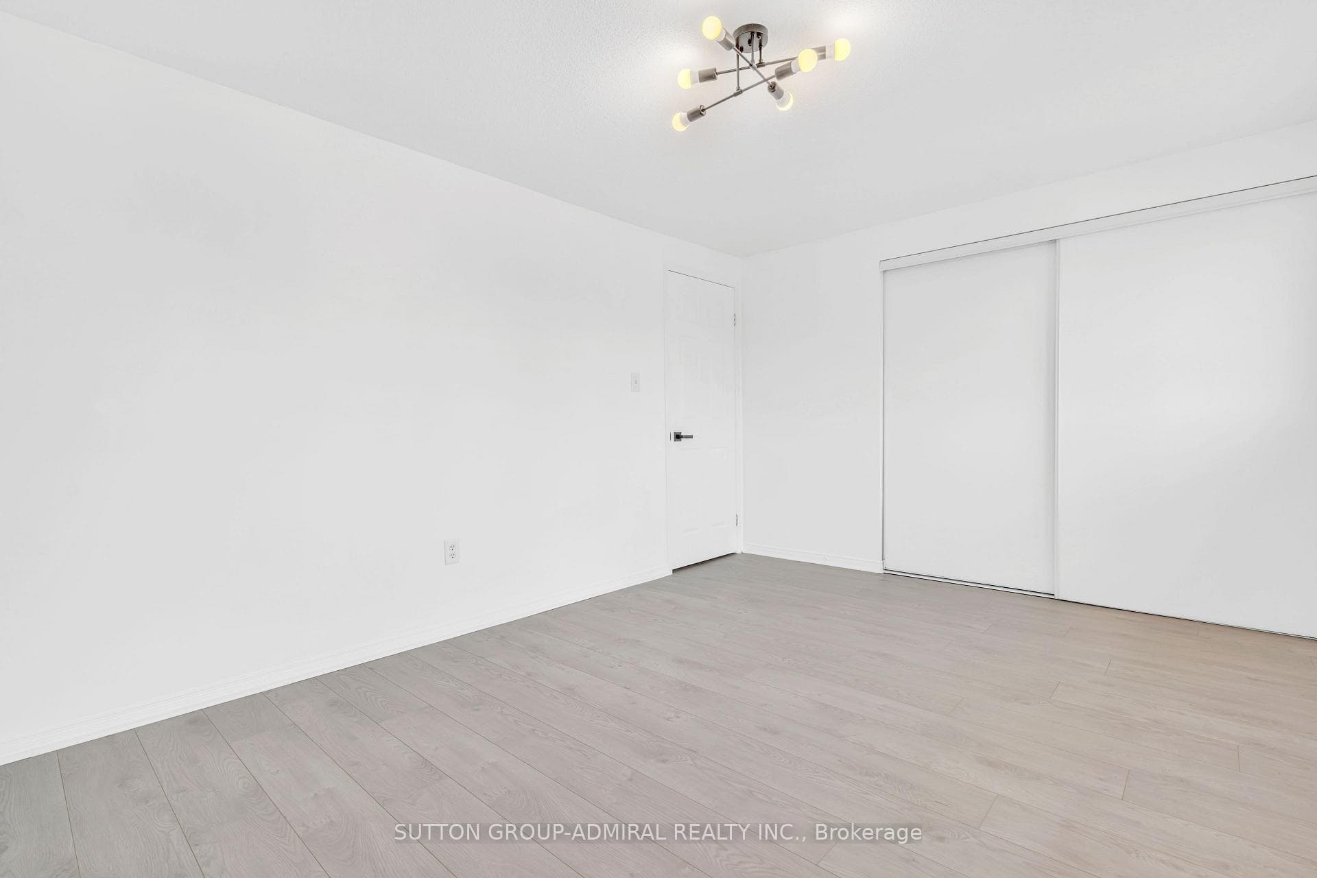 28 Lions Gate Boulevard photo 15