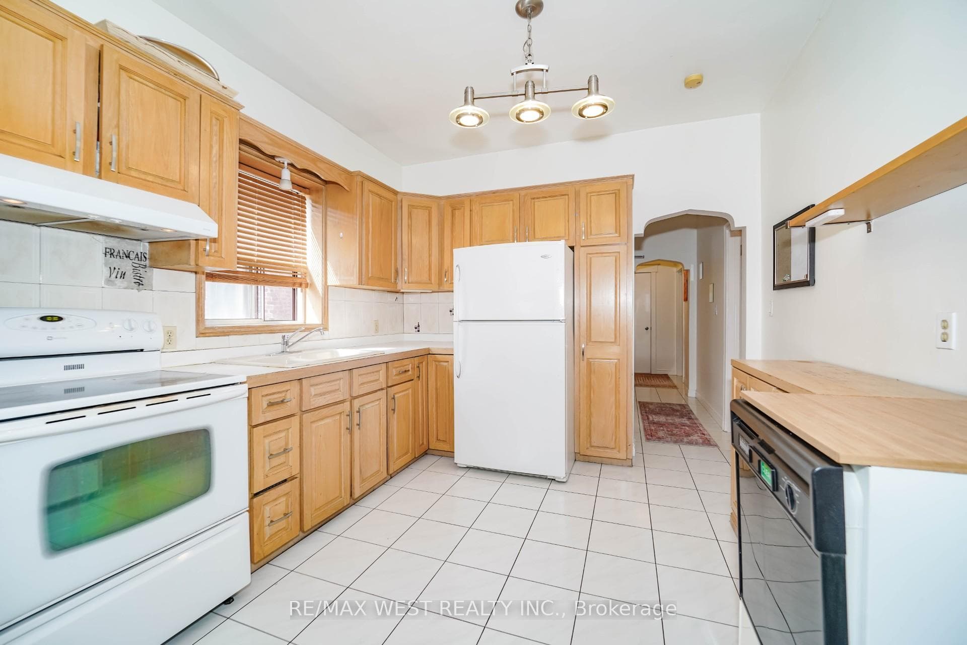 1529 Dufferin Street photo 4