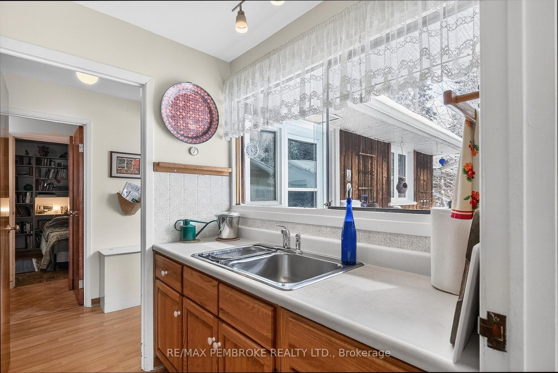 98 Glendale Avenue photo 16