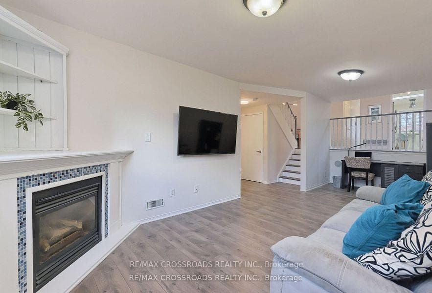 1442 Largo Crescent photo 9
