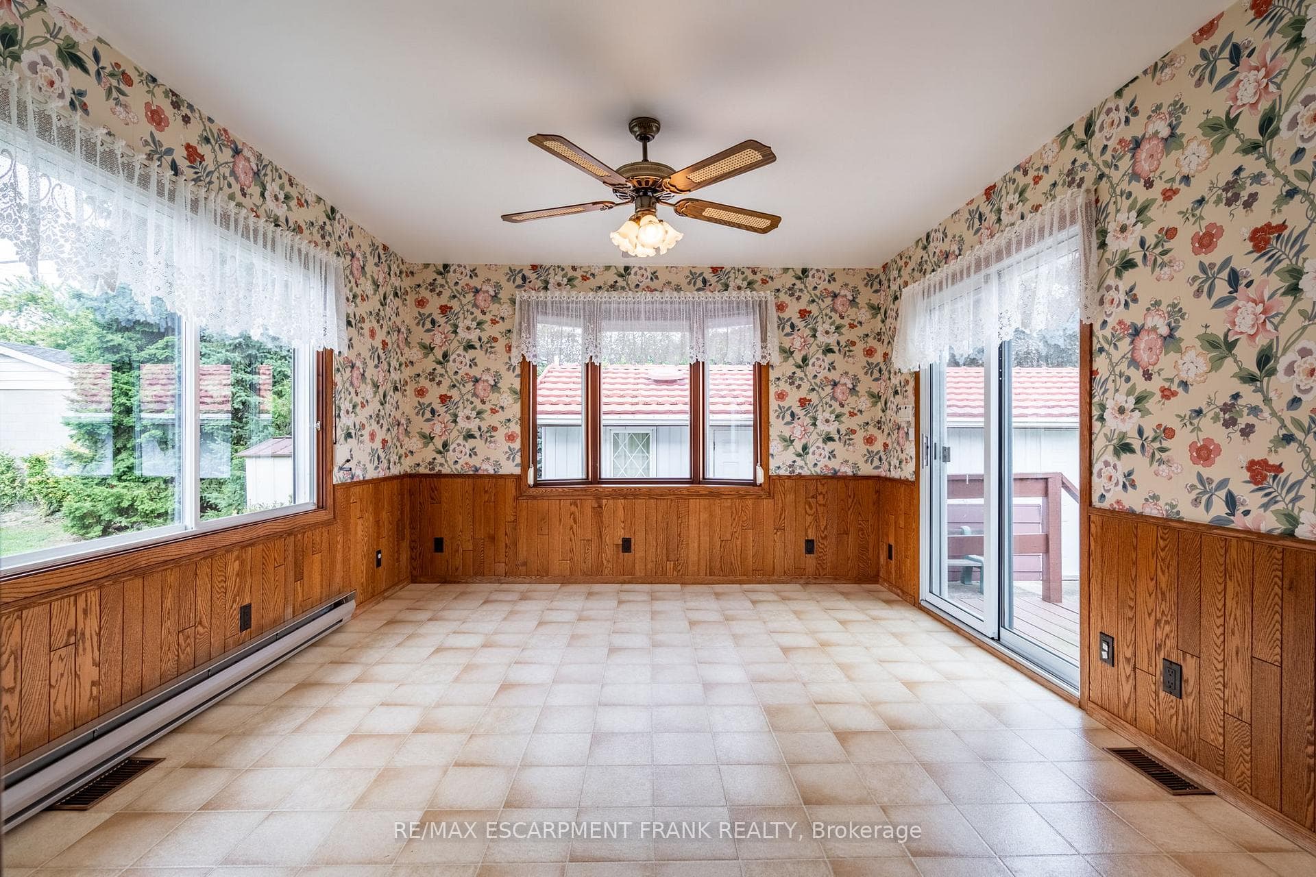 50 Fernwood Crescent photo 24