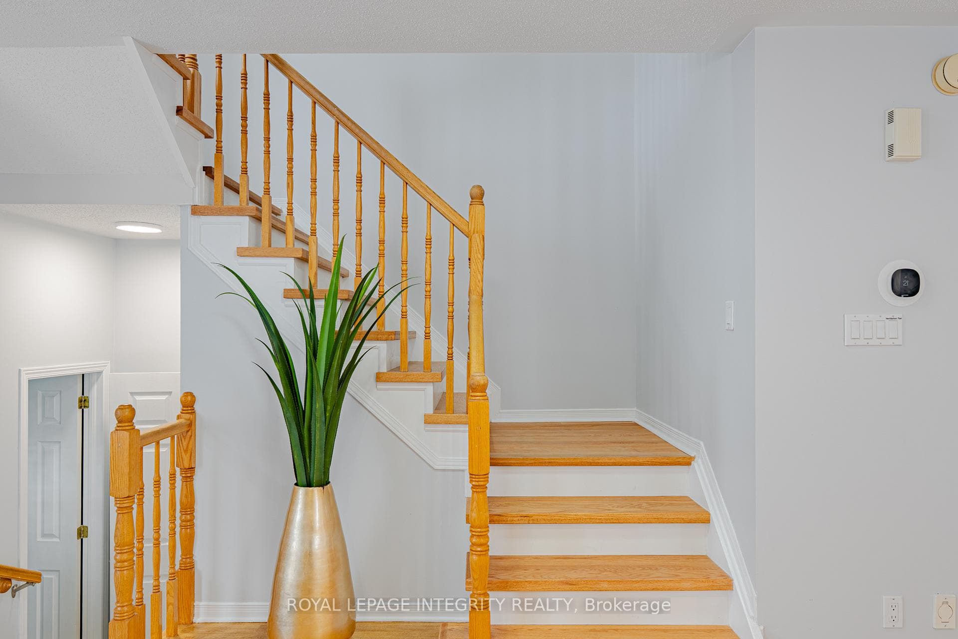 111 HEMLO Crescent photo 20