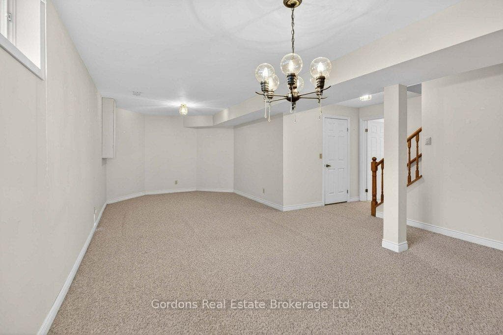 6 Wilmot Court photo 36
