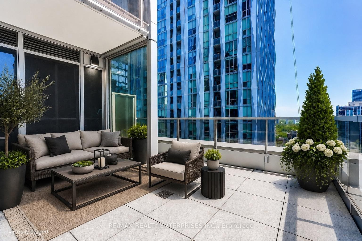 11 Yorkville Avenue Unit 2409 photo 3