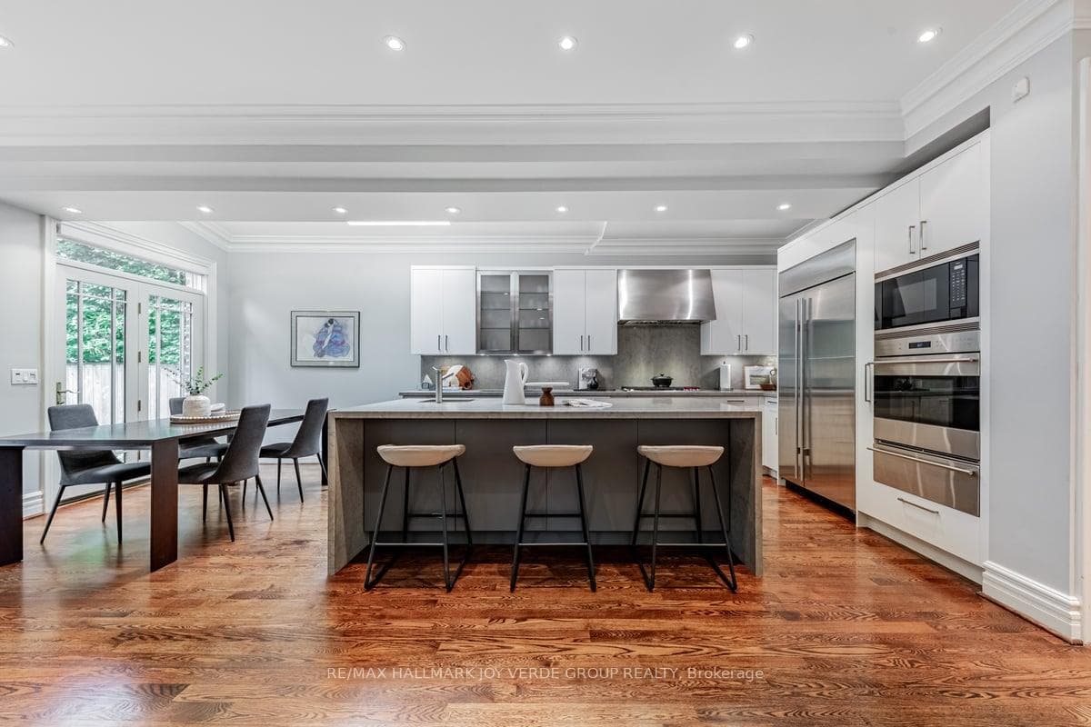 393 Glengrove Avenue photo 8